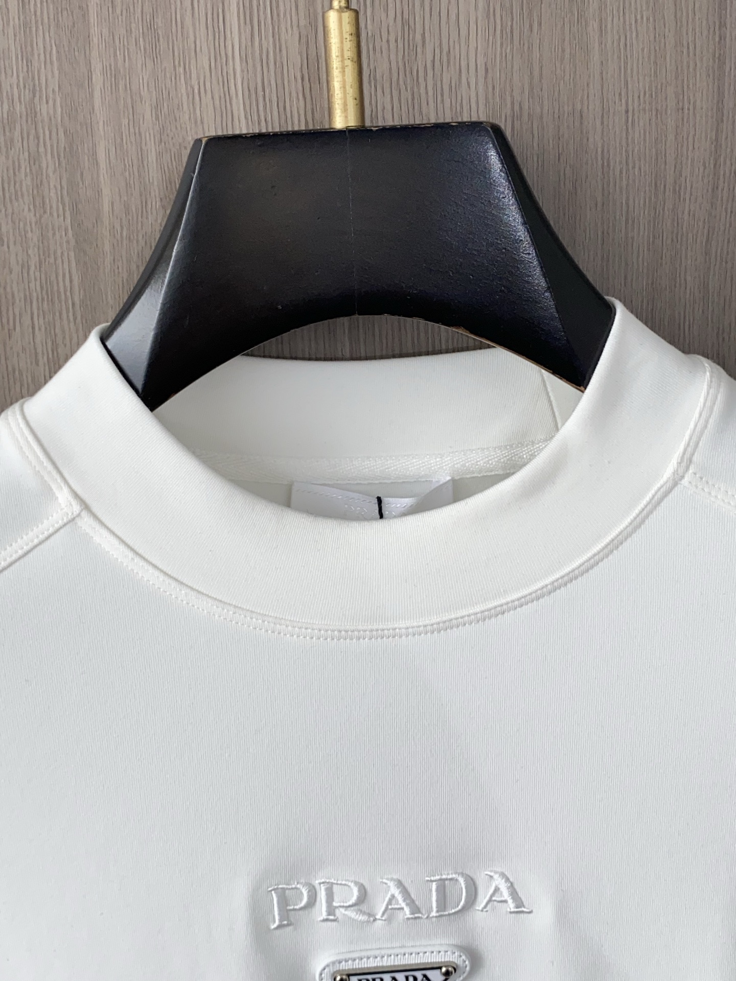 普拉达 2025 秋冬AW新品，时尚休闲打底加厚长袖卫衣专柜同步有售，进口加厚莫戴尔长绒棉拉绒面料，工艺