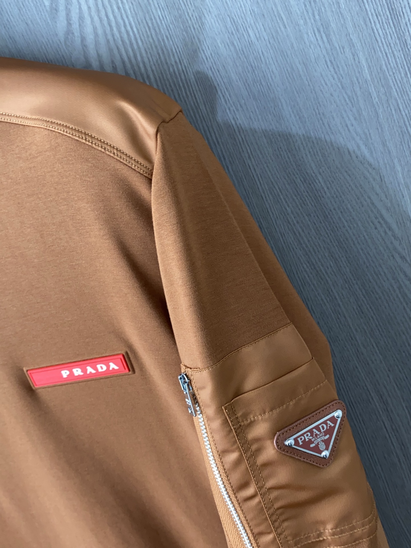 普拉达 2025 秋冬AW新品，时尚休闲打底加厚长袖卫衣专柜同步有售，进口加厚莫戴尔长绒棉拉绒面料，工艺