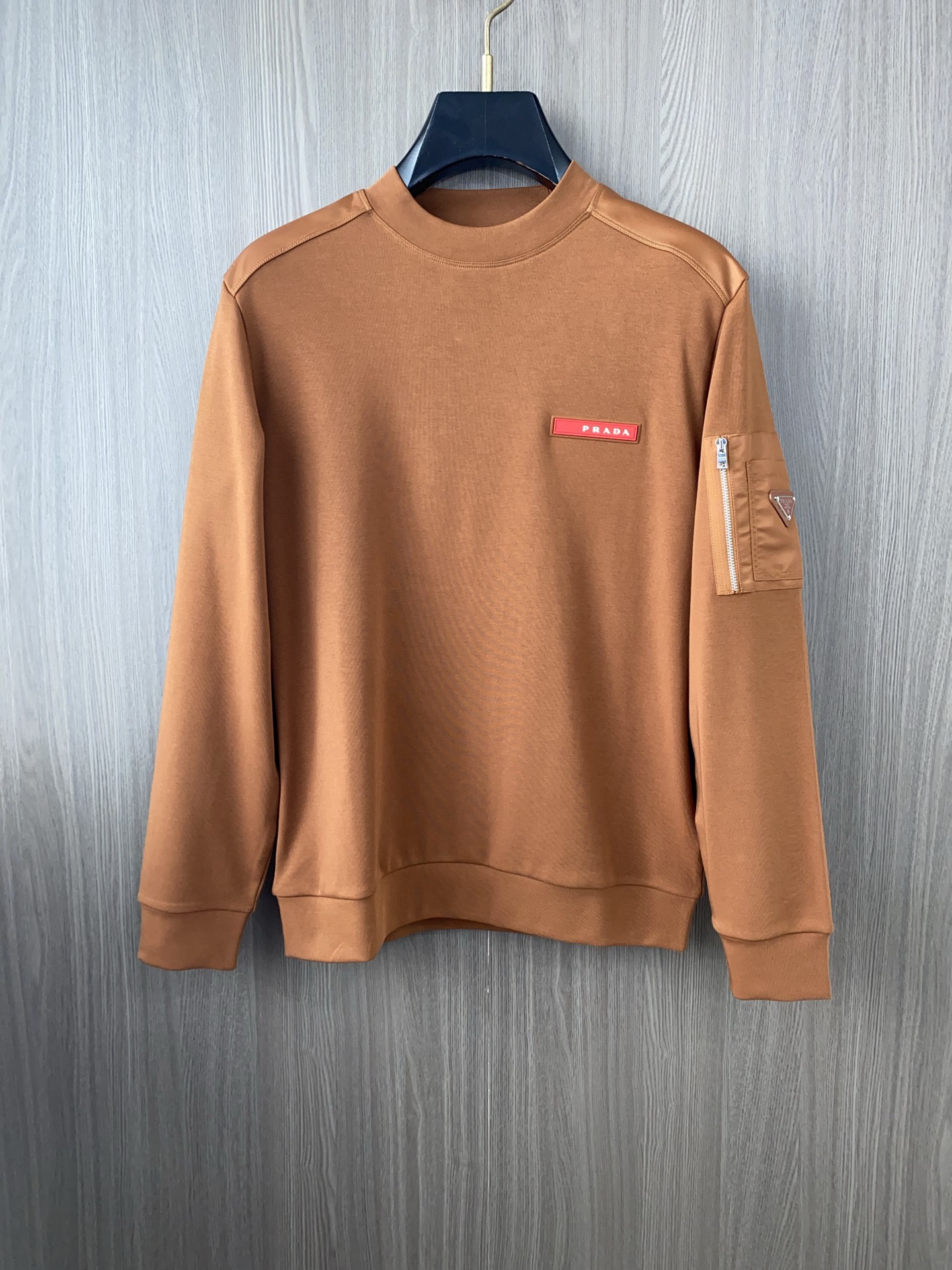 普拉达 2025 秋冬AW新品，时尚休闲打底加厚长袖卫衣专柜同步有售，进口加厚莫戴尔长绒棉拉绒面料，工艺