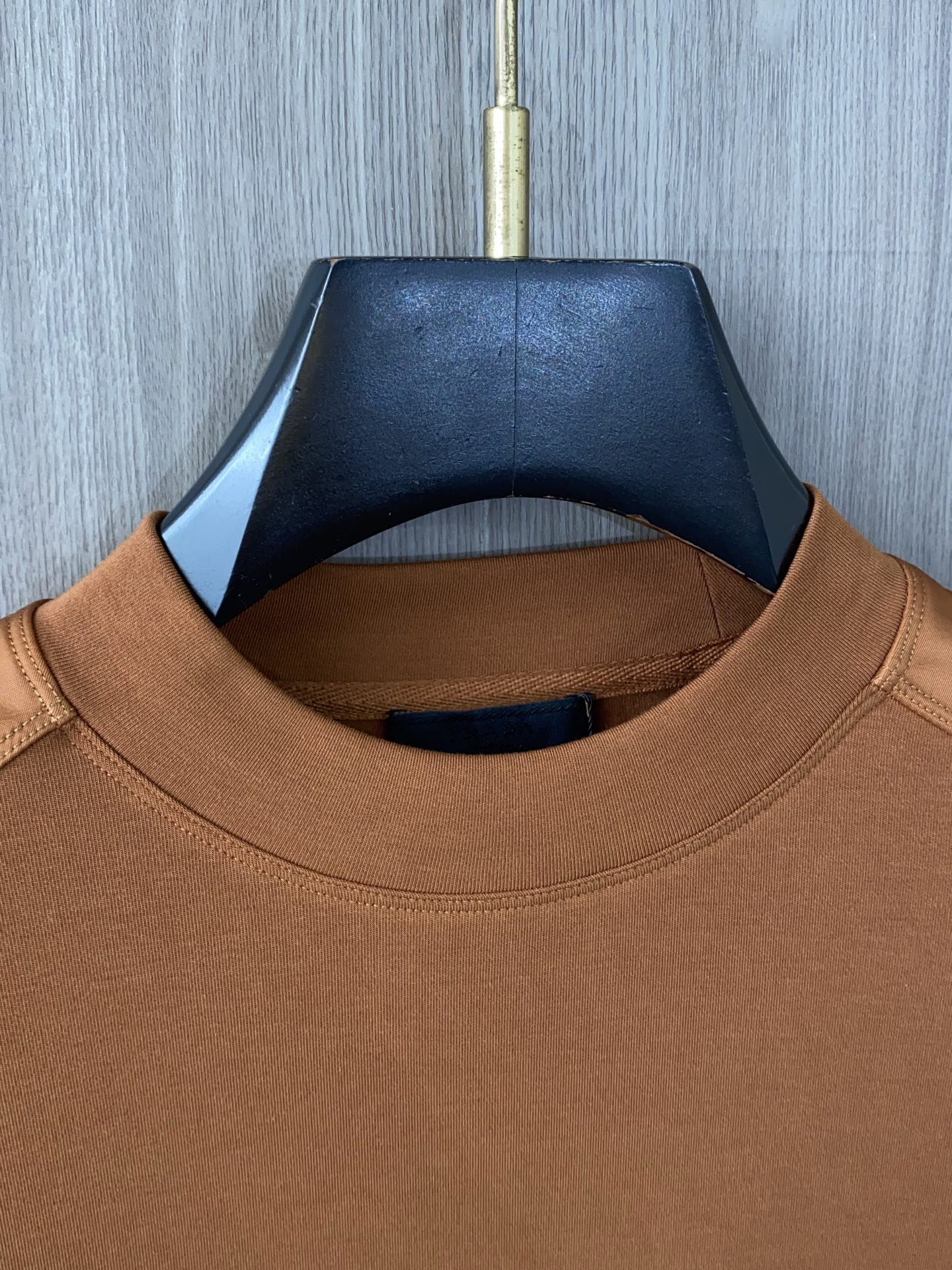 普拉达 2025 秋冬AW新品，时尚休闲打底加厚长袖卫衣专柜同步有售，进口加厚莫戴尔长绒棉拉绒面料，工艺