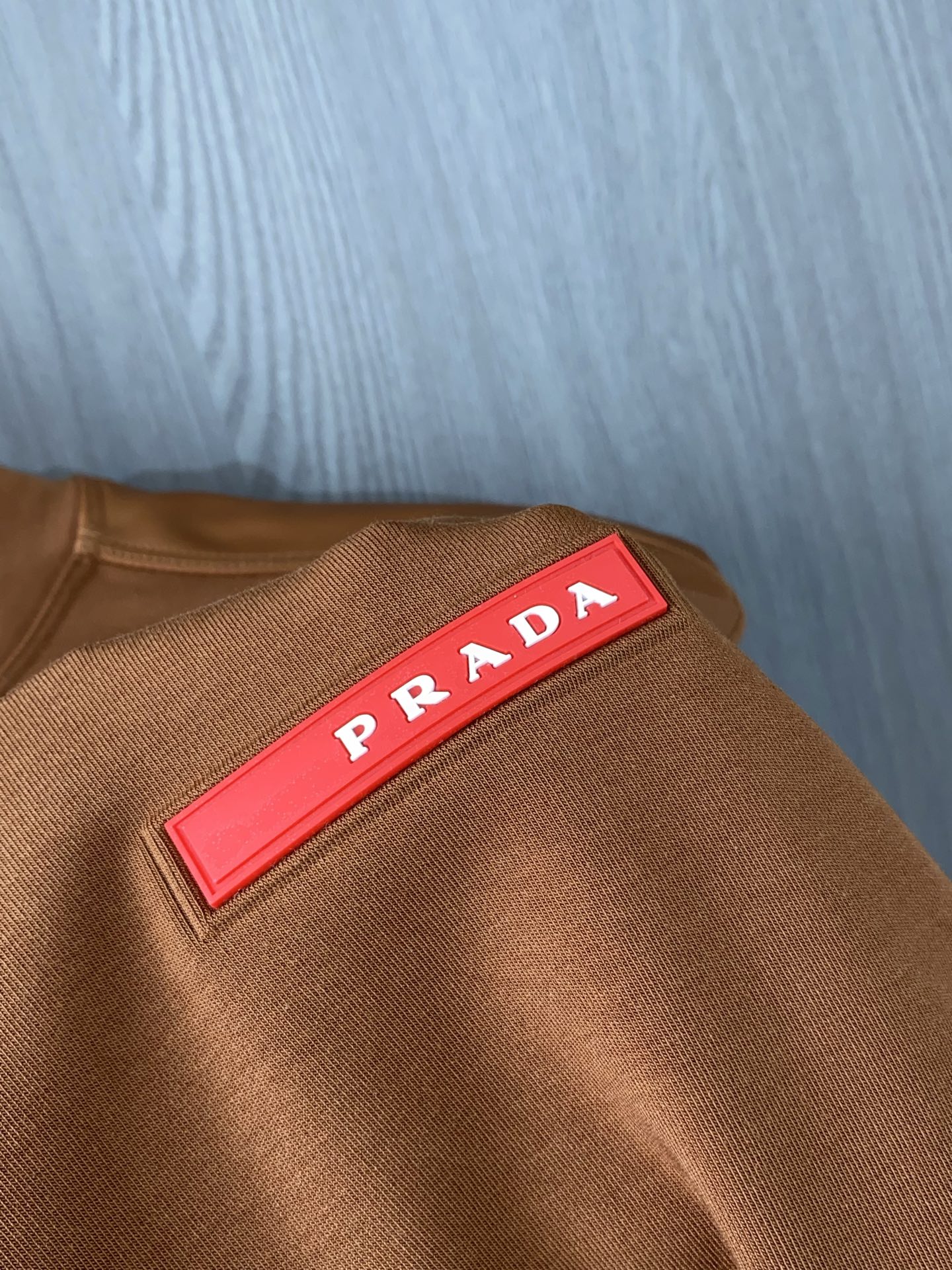 普拉达 2025 秋冬AW新品，时尚休闲打底加厚长袖卫衣专柜同步有售，进口加厚莫戴尔长绒棉拉绒面料，工艺