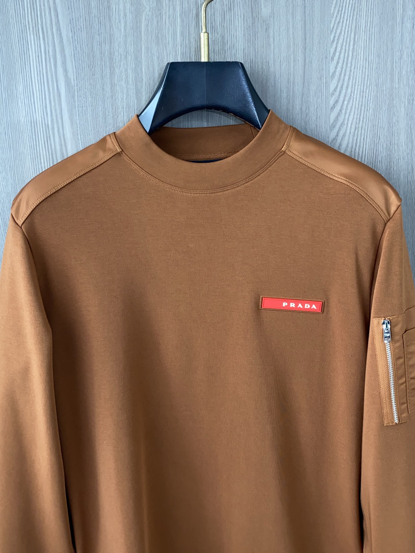 普拉达 2025 秋冬AW新品，时尚休闲打底加厚长袖卫衣专柜同步有售，进口加厚莫戴尔长绒棉拉绒面料，工艺