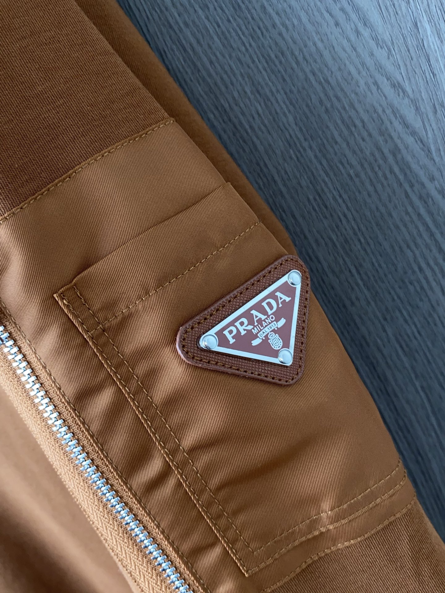 普拉达 2025 秋冬AW新品，时尚休闲打底加厚长袖卫衣专柜同步有售，进口加厚莫戴尔长绒棉拉绒面料，工艺