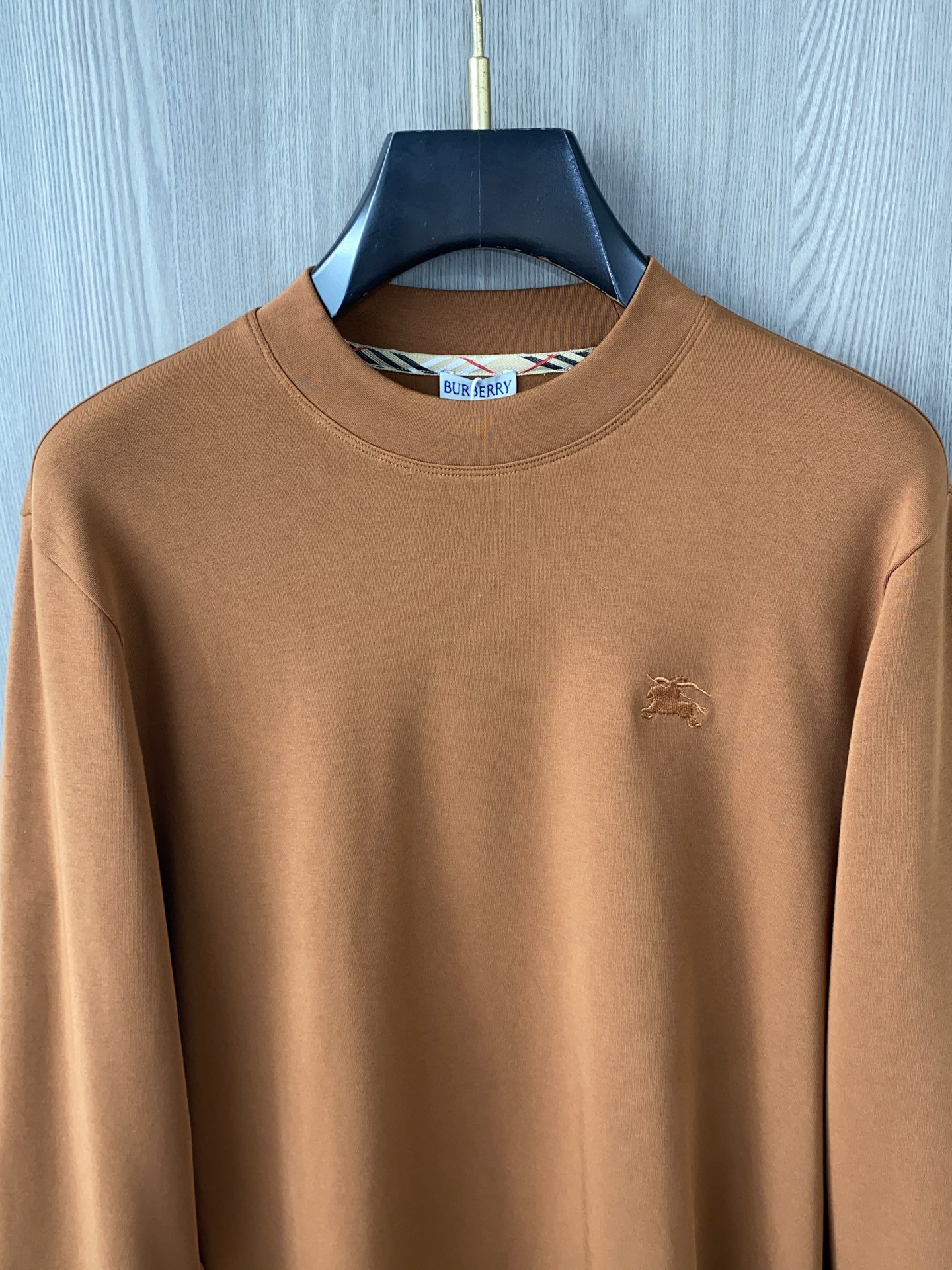 🌾 普拉达 2025 秋冬AW新品，时尚休闲打底加厚长袖卫衣专柜同步有售，进口加厚莫戴尔长绒棉拉绒面料，