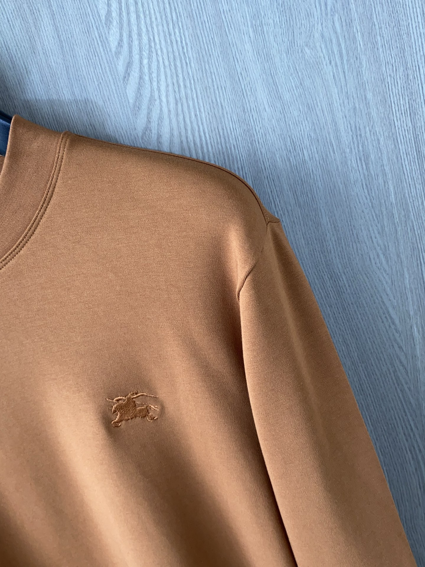 🌾 普拉达 2025 秋冬AW新品，时尚休闲打底加厚长袖卫衣专柜同步有售，进口加厚莫戴尔长绒棉拉绒面料，