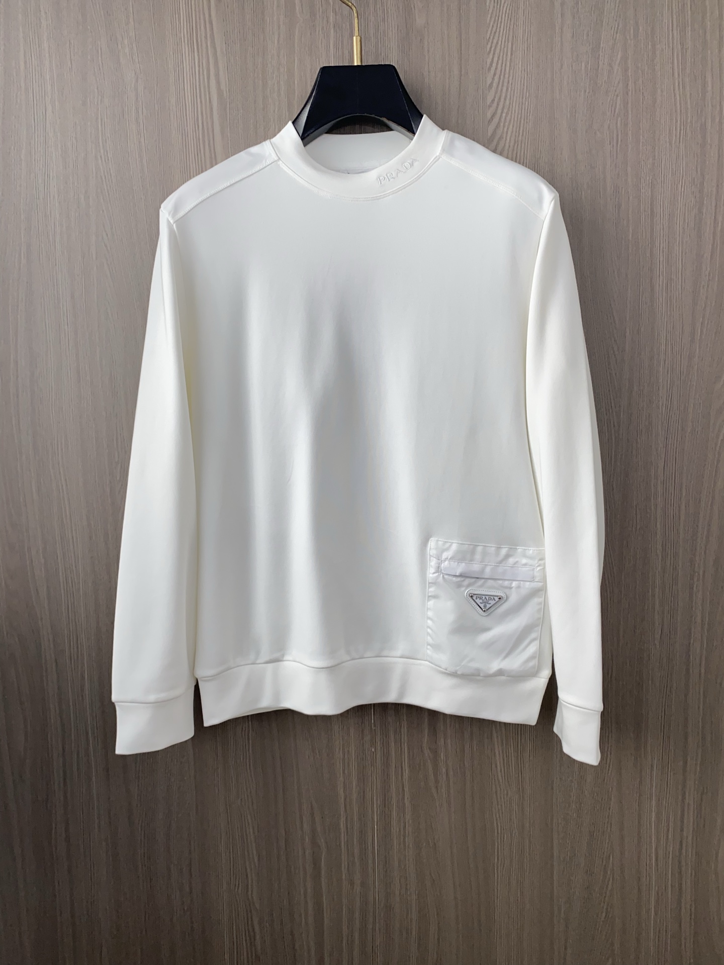 🌾 普拉达 2025 秋冬AW新品，时尚休闲打底加厚长袖卫衣专柜同步有售，进口加厚莫戴尔长绒棉拉绒面料，