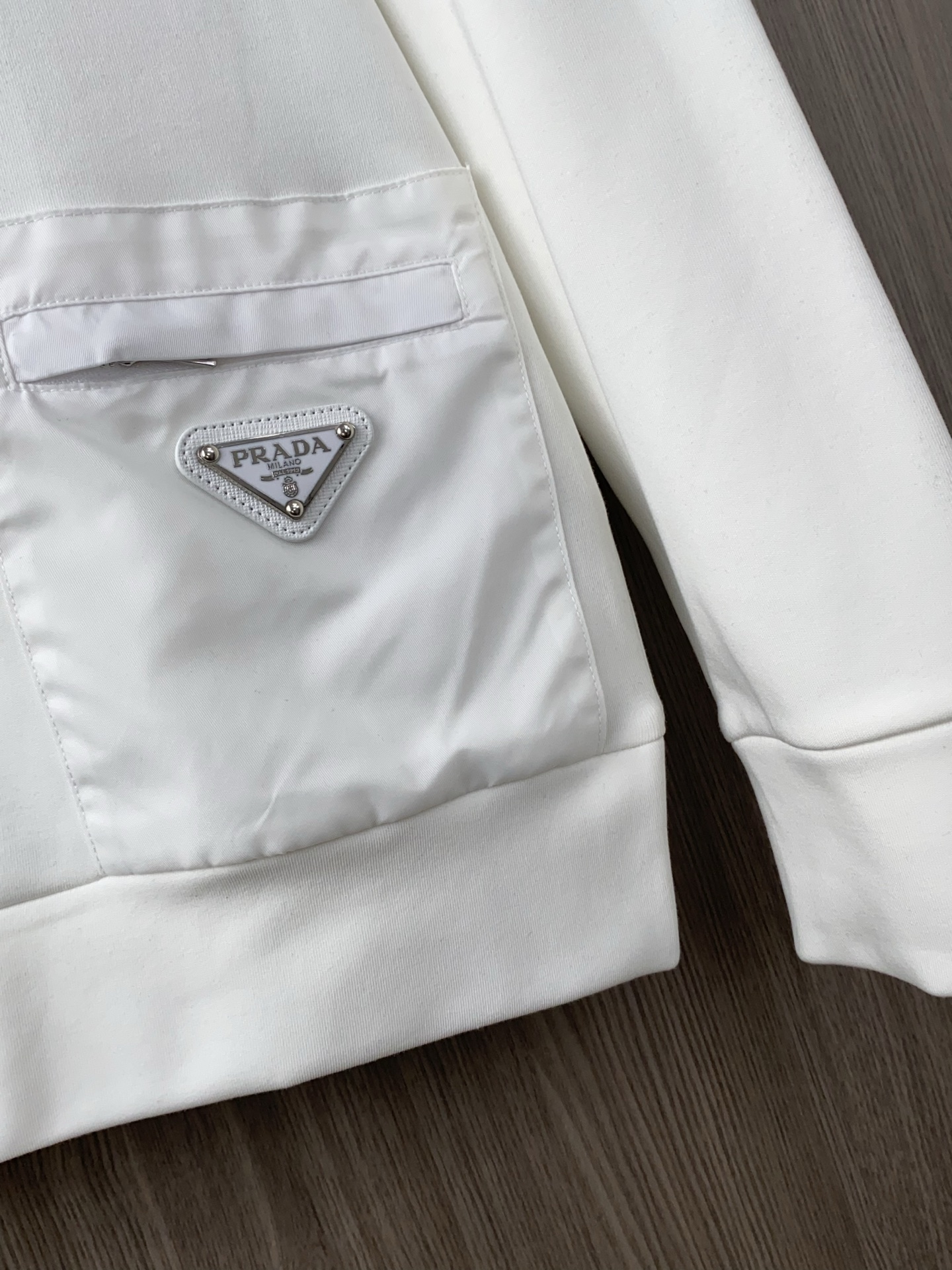 🌾 普拉达 2025 秋冬AW新品，时尚休闲打底加厚长袖卫衣专柜同步有售，进口加厚莫戴尔长绒棉拉绒面料，