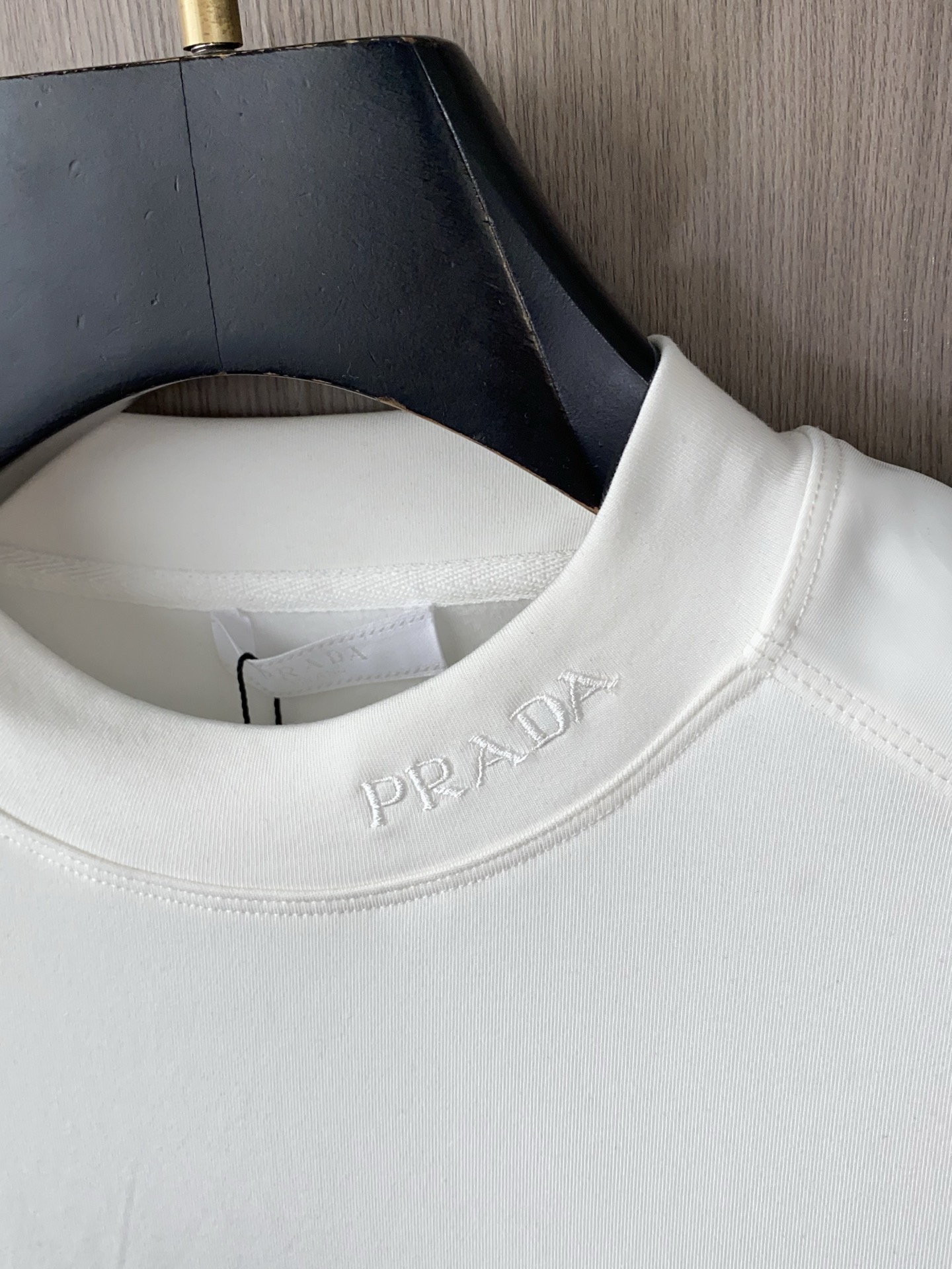 🌾 普拉达 2025 秋冬AW新品，时尚休闲打底加厚长袖卫衣专柜同步有售，进口加厚莫戴尔长绒棉拉绒面料，