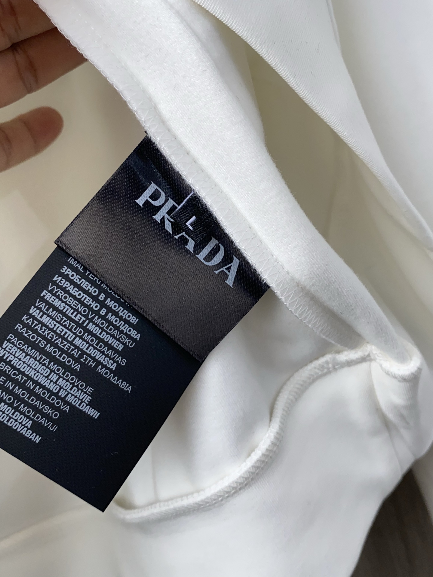 🌾 普拉达 2025 秋冬AW新品，时尚休闲打底加厚长袖卫衣专柜同步有售，进口加厚莫戴尔长绒棉拉绒面料，