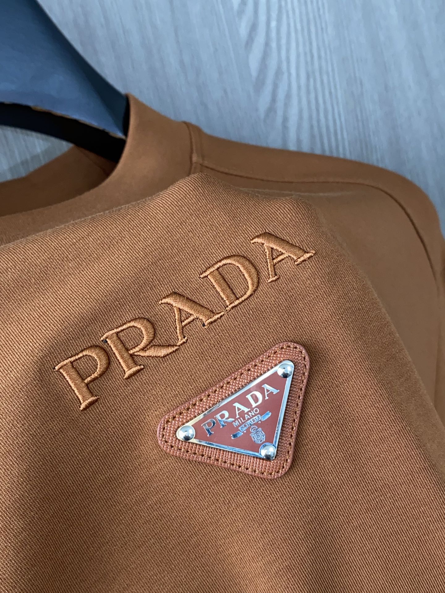 普拉达 2025 秋冬AW新品，时尚休闲打底加厚长袖卫衣专柜同步有售，进口加厚莫戴尔长绒棉拉绒面料，工艺