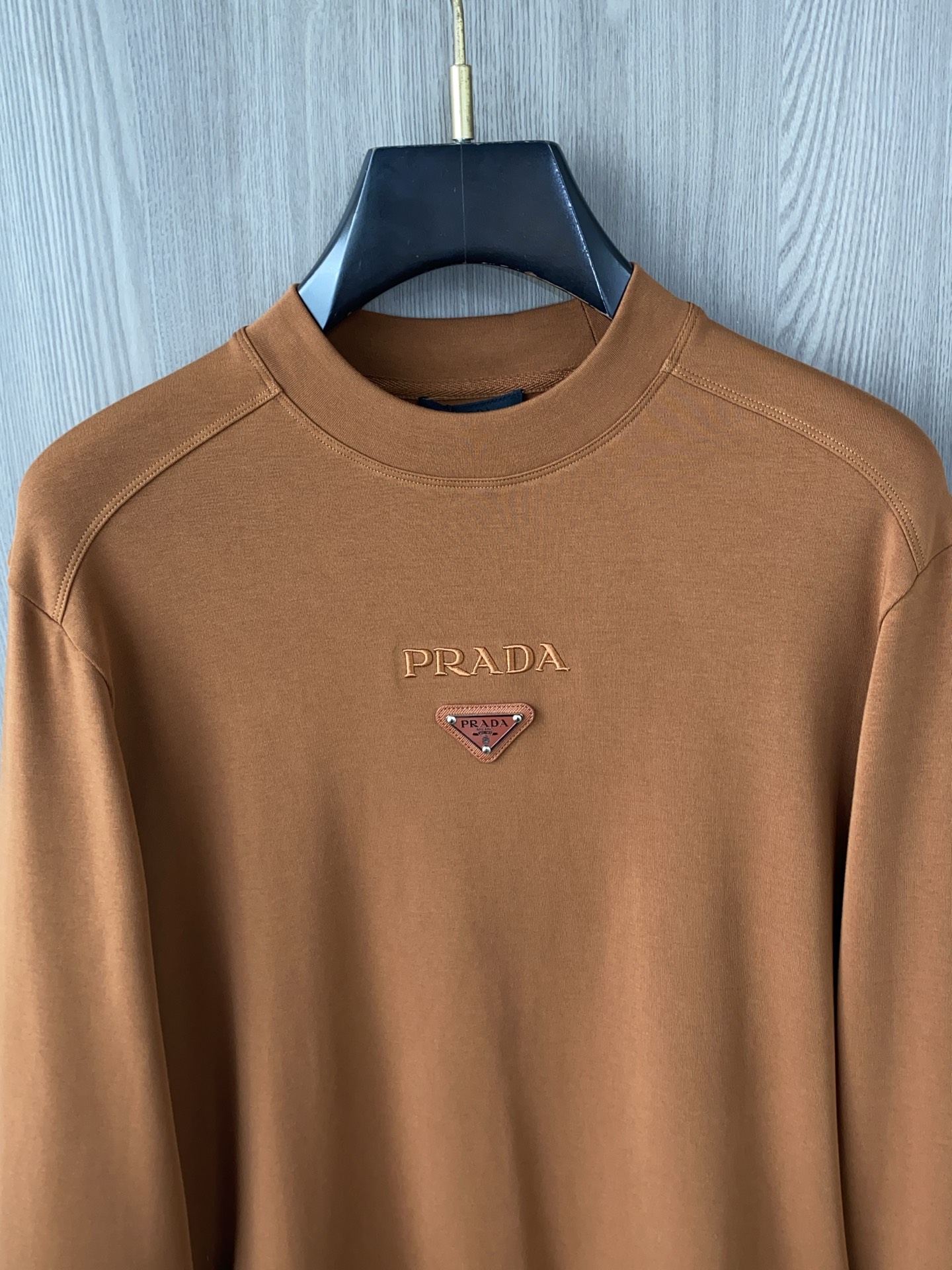 普拉达 2025 秋冬AW新品，时尚休闲打底加厚长袖卫衣专柜同步有售，进口加厚莫戴尔长绒棉拉绒面料，工艺