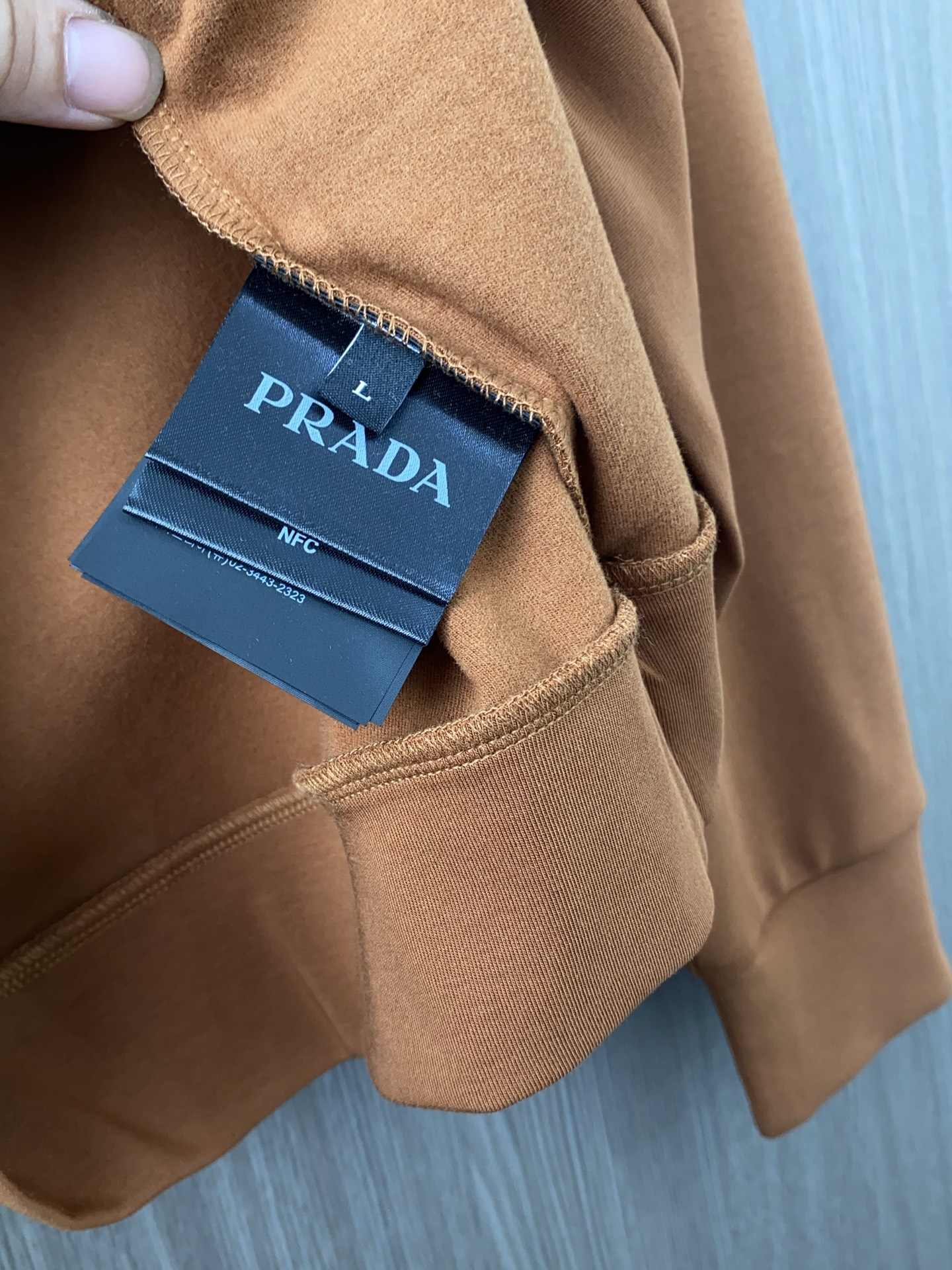 普拉达 2025 秋冬AW新品，时尚休闲打底加厚长袖卫衣专柜同步有售，进口加厚莫戴尔长绒棉拉绒面料，工艺