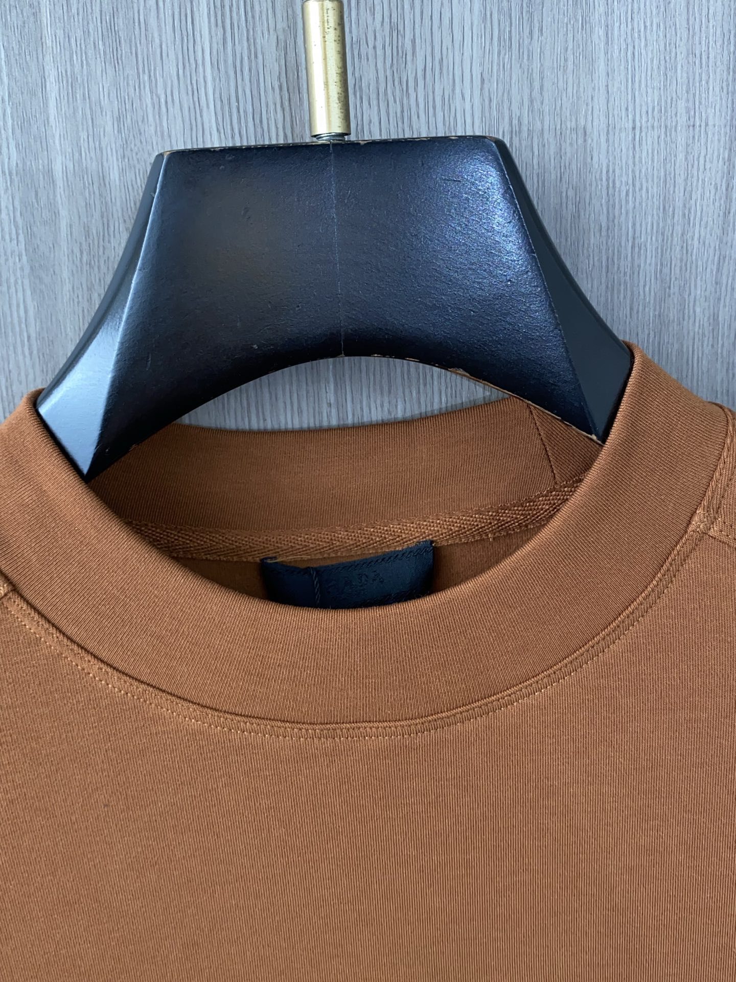 普拉达 2025 秋冬AW新品，时尚休闲打底加厚长袖卫衣专柜同步有售，进口加厚莫戴尔长绒棉拉绒面料，工艺