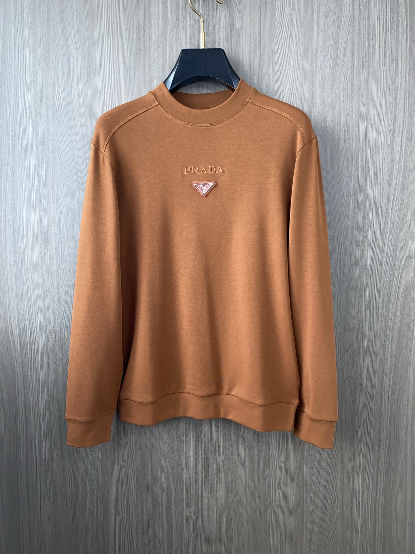 普拉达 2025 秋冬AW新品，时尚休闲打底加厚长袖卫衣专柜同步有售，进口加厚莫戴尔长绒棉拉绒面料，工艺