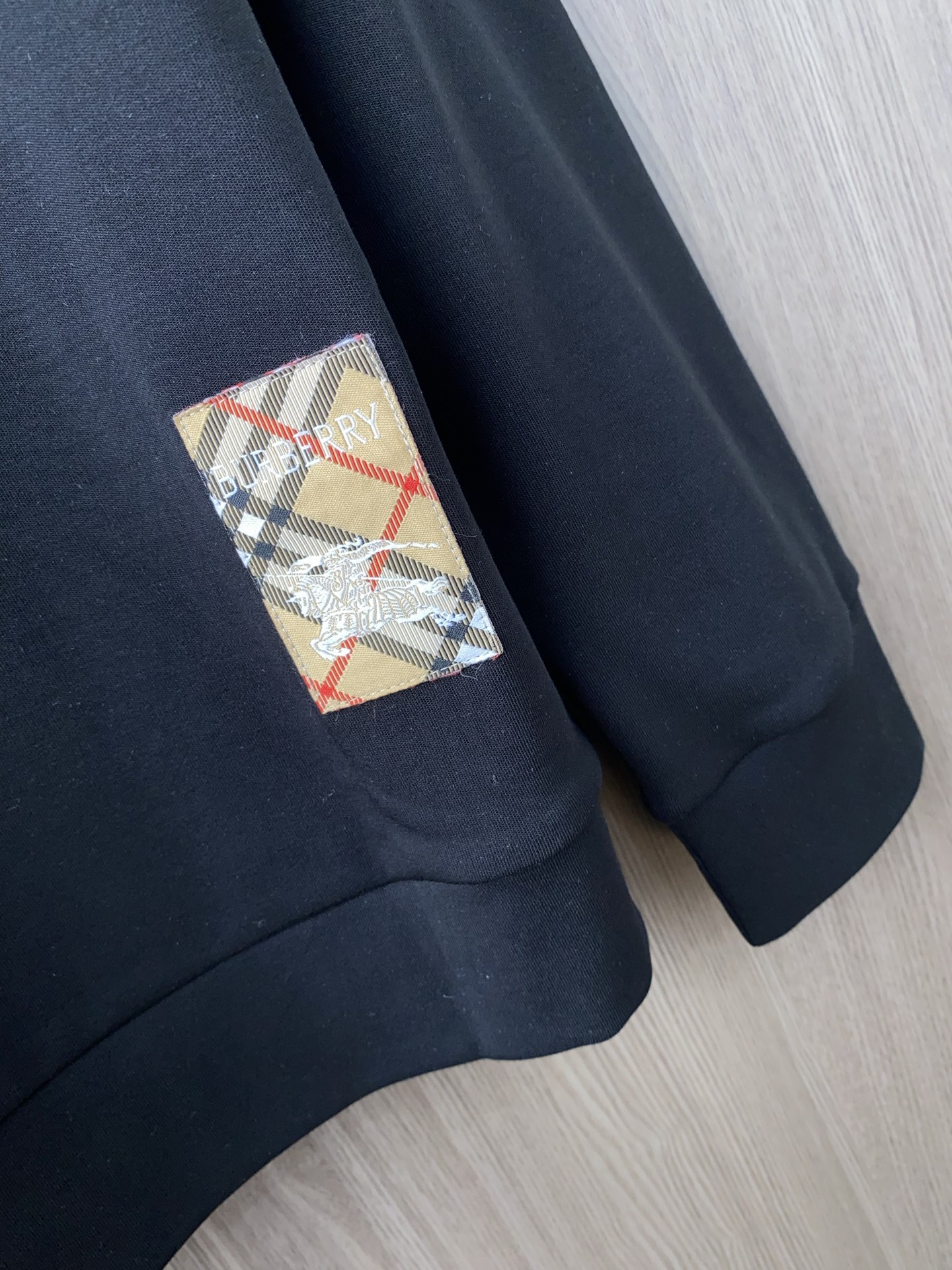 🌾 普拉达 2025 秋冬AW新品，时尚休闲打底加厚长袖卫衣专柜同步有售，进口加厚莫戴尔长绒棉拉绒面料，