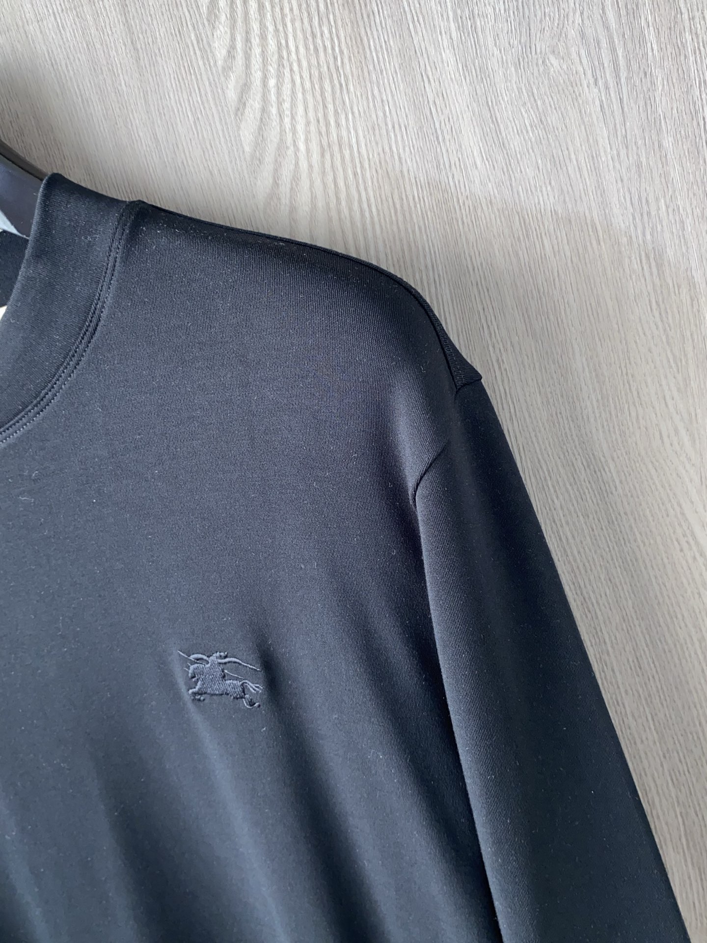 🌾 普拉达 2025 秋冬AW新品，时尚休闲打底加厚长袖卫衣专柜同步有售，进口加厚莫戴尔长绒棉拉绒面料，