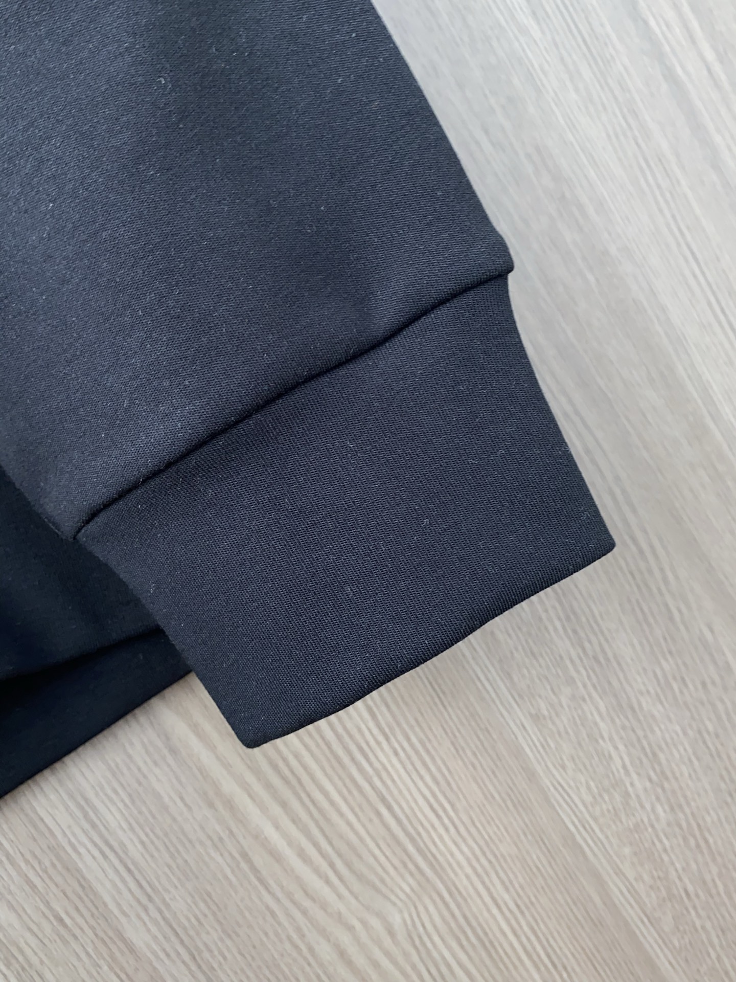 🌾 普拉达 2025 秋冬AW新品，时尚休闲打底加厚长袖卫衣专柜同步有售，进口加厚莫戴尔长绒棉拉绒面料，