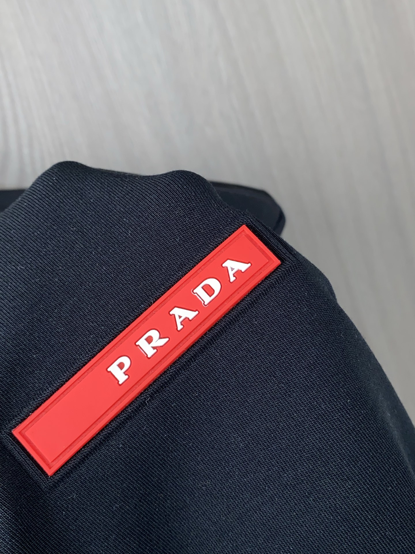 普拉达 2025 秋冬AW新品，时尚休闲打底加厚长袖卫衣专柜同步有售，进口加厚莫戴尔长绒棉拉绒面料，工艺