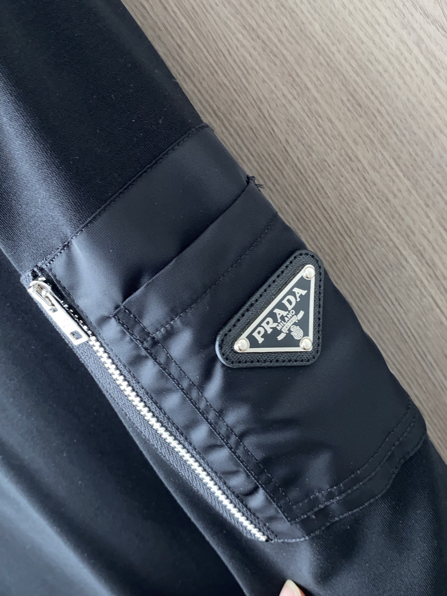 普拉达 2025 秋冬AW新品，时尚休闲打底加厚长袖卫衣专柜同步有售，进口加厚莫戴尔长绒棉拉绒面料，工艺