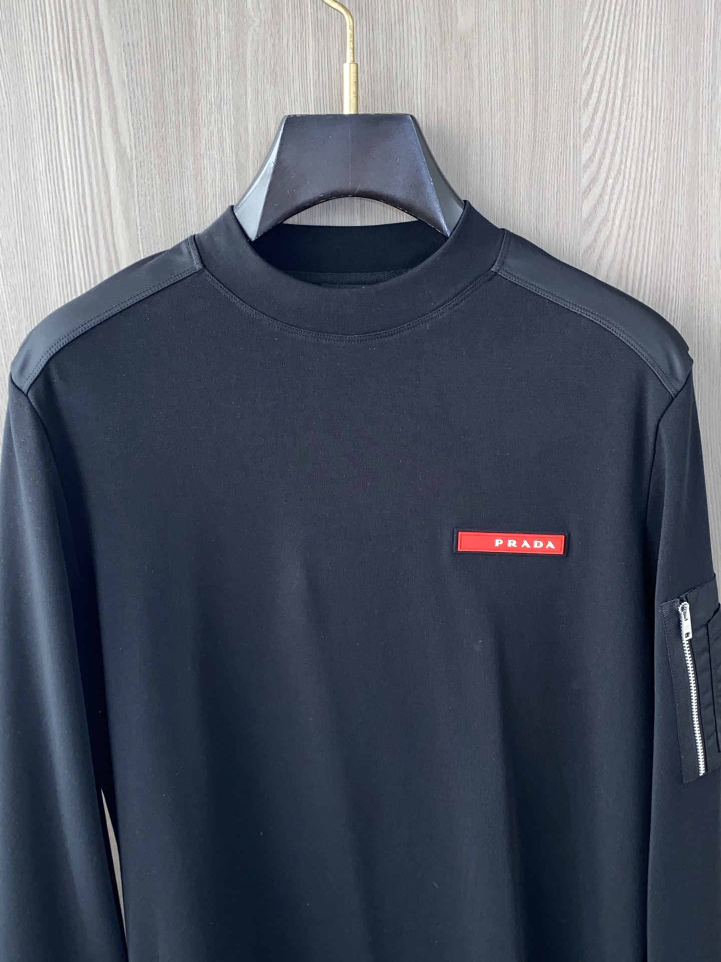 普拉达 2025 秋冬AW新品，时尚休闲打底加厚长袖卫衣专柜同步有售，进口加厚莫戴尔长绒棉拉绒面料，工艺