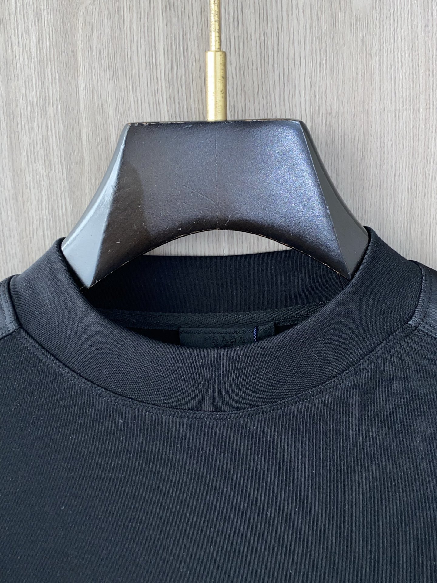 普拉达 2025 秋冬AW新品，时尚休闲打底加厚长袖卫衣专柜同步有售，进口加厚莫戴尔长绒棉拉绒面料，工艺