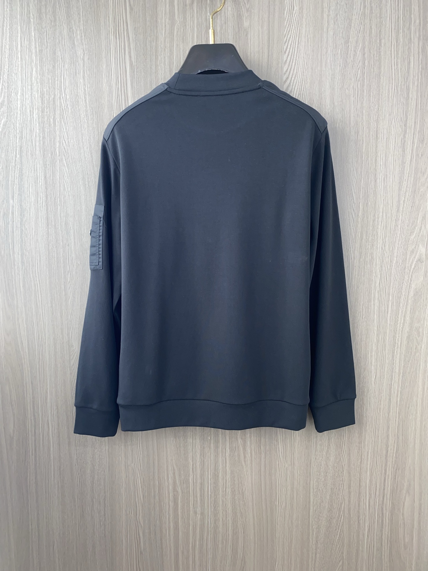 普拉达 2025 秋冬AW新品，时尚休闲打底加厚长袖卫衣专柜同步有售，进口加厚莫戴尔长绒棉拉绒面料，工艺