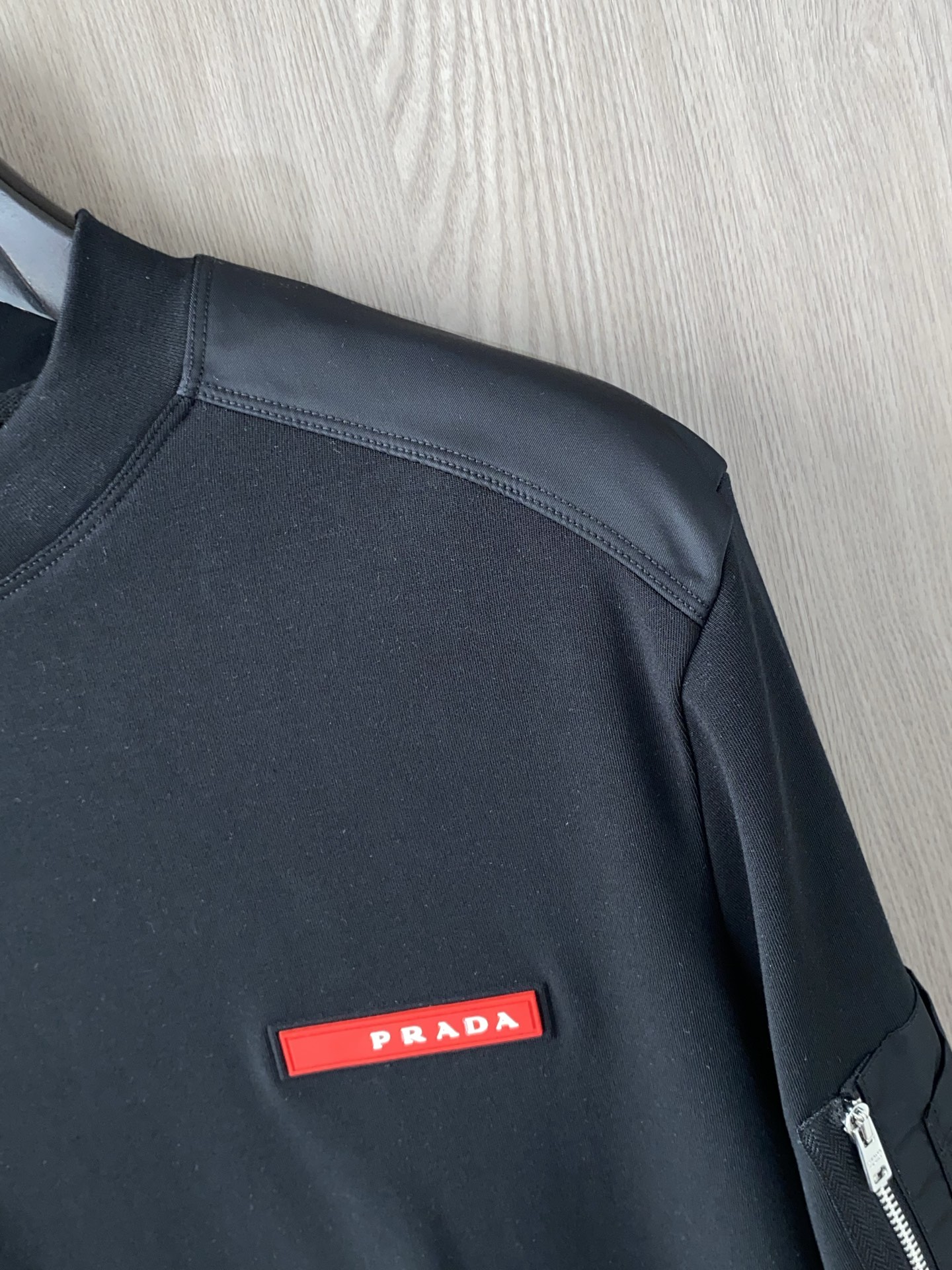 普拉达 2025 秋冬AW新品，时尚休闲打底加厚长袖卫衣专柜同步有售，进口加厚莫戴尔长绒棉拉绒面料，工艺