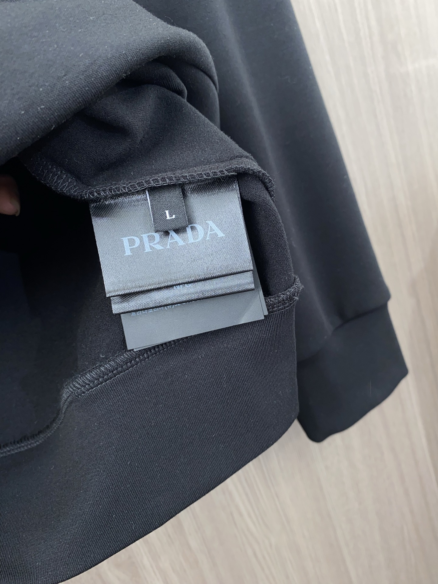 普拉达 2025 秋冬AW新品，时尚休闲打底加厚长袖卫衣专柜同步有售，进口加厚莫戴尔长绒棉拉绒面料，工艺