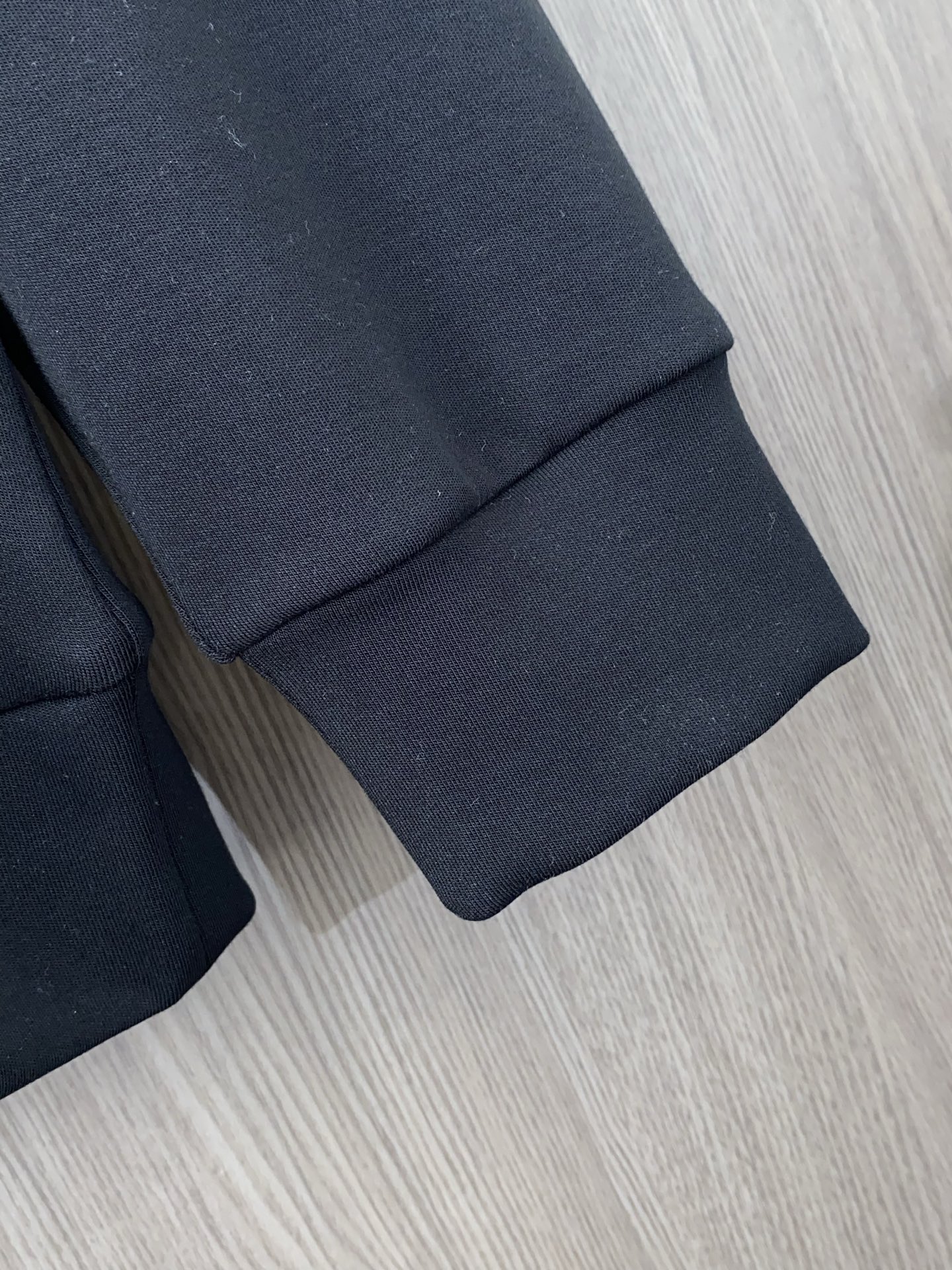 普拉达 2025 秋冬AW新品，时尚休闲打底加厚长袖卫衣专柜同步有售，进口加厚莫戴尔长绒棉拉绒面料，工艺