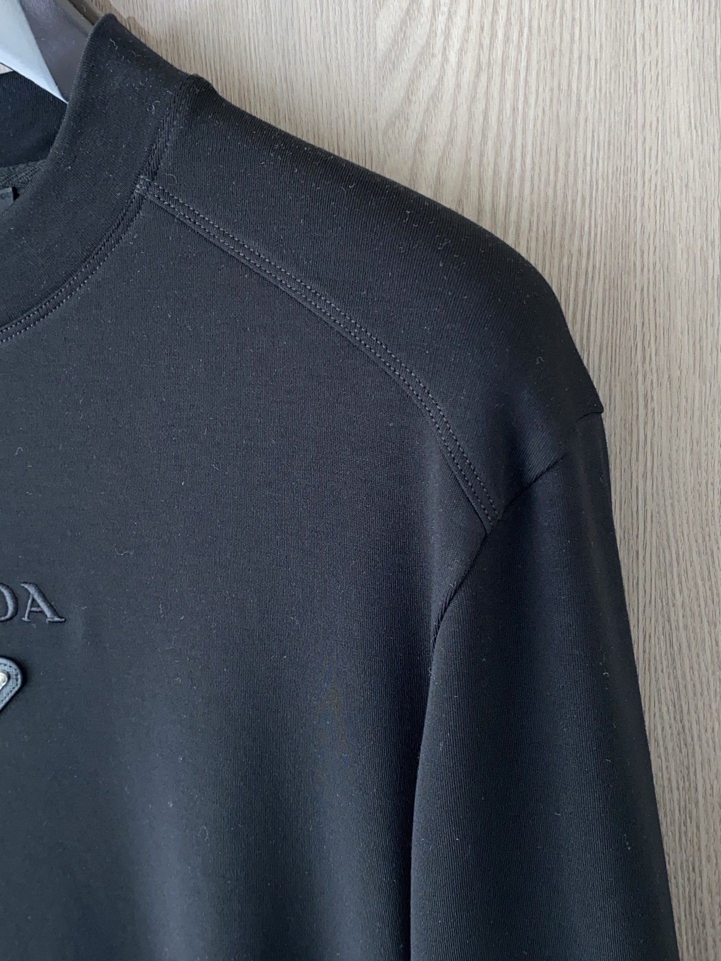 普拉达 2025 秋冬AW新品，时尚休闲打底加厚长袖卫衣专柜同步有售，进口加厚莫戴尔长绒棉拉绒面料，工艺