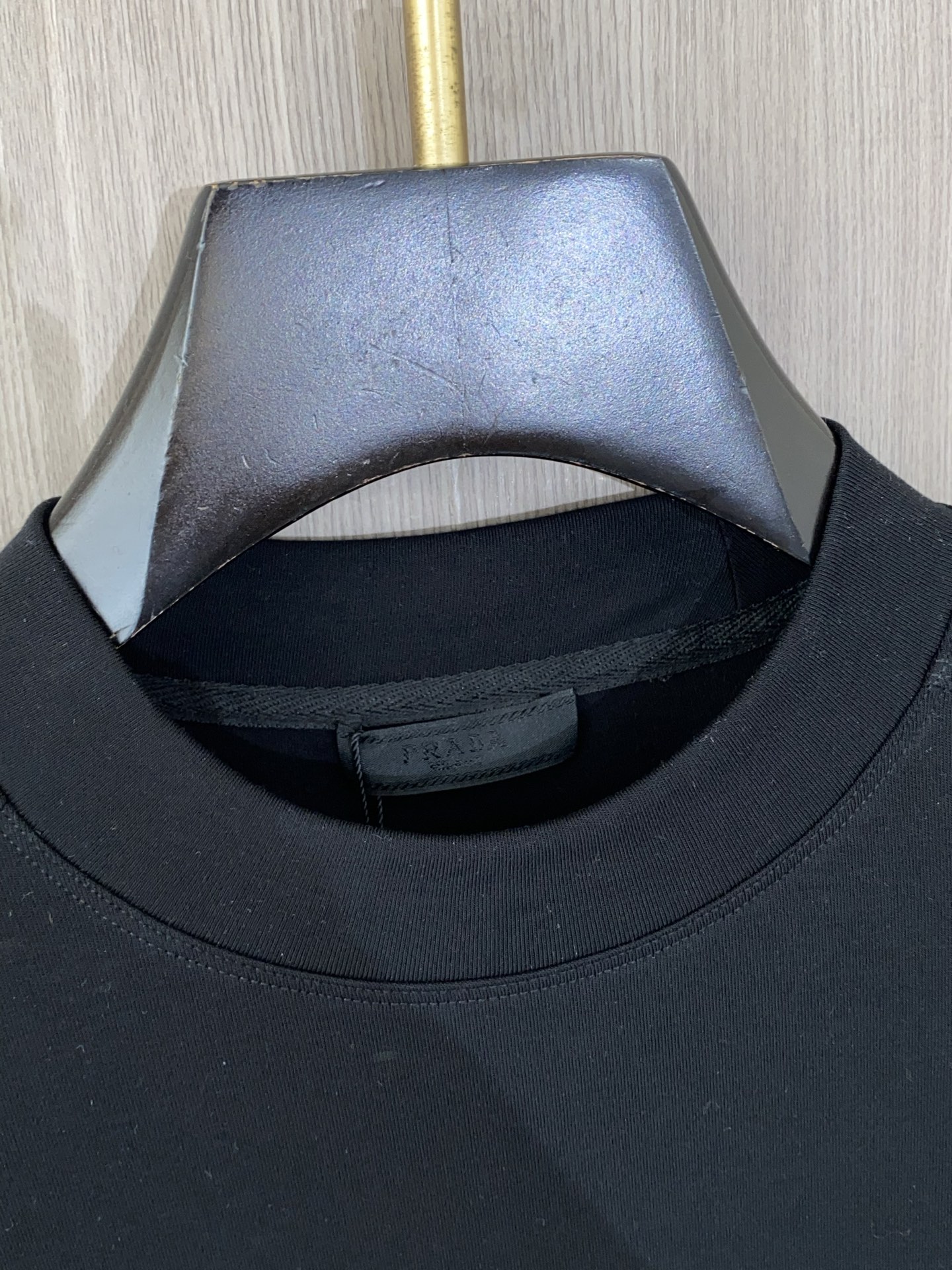 普拉达 2025 秋冬AW新品，时尚休闲打底加厚长袖卫衣专柜同步有售，进口加厚莫戴尔长绒棉拉绒面料，工艺