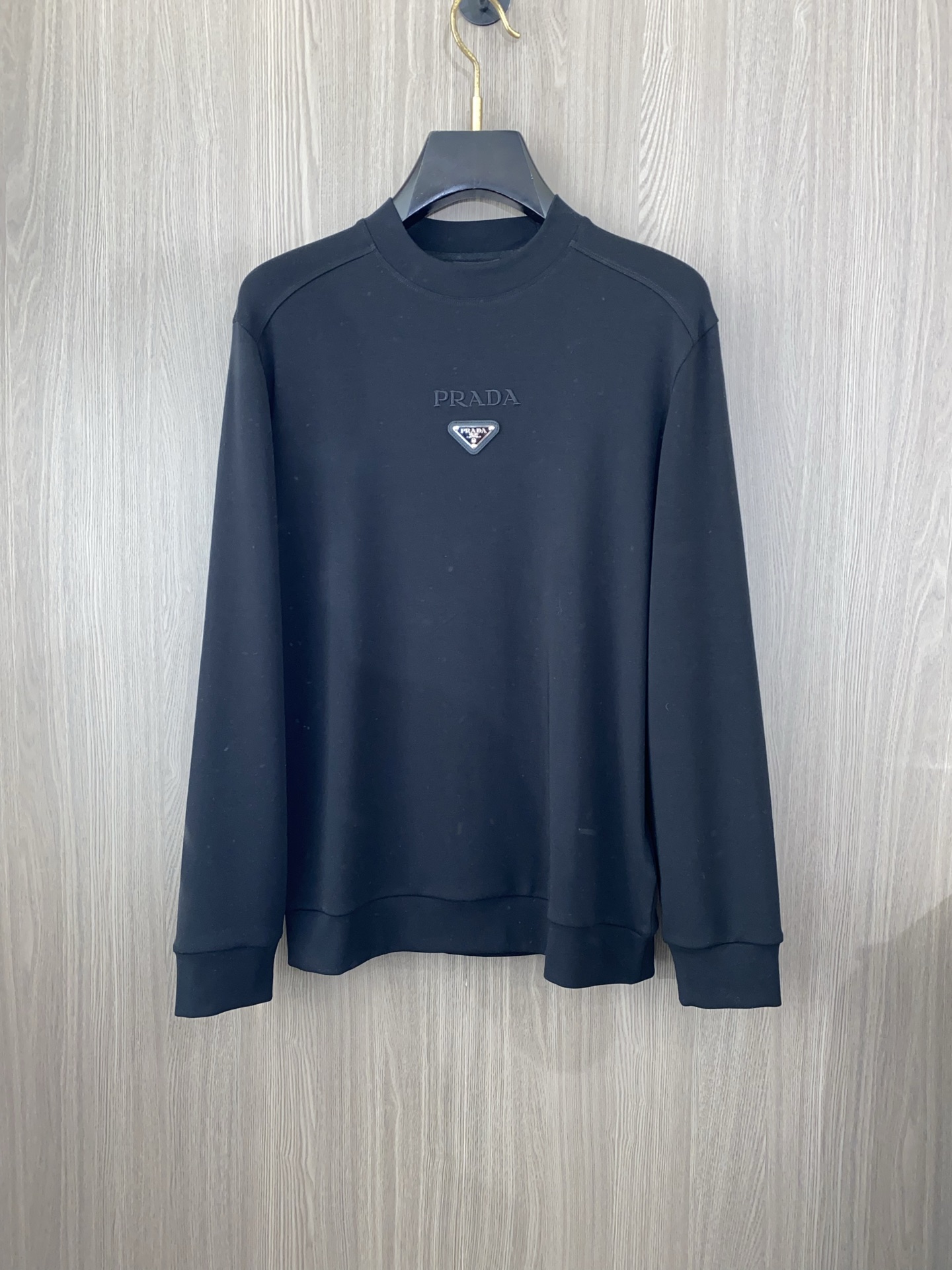 普拉达 2025 秋冬AW新品，时尚休闲打底加厚长袖卫衣专柜同步有售，进口加厚莫戴尔长绒棉拉绒面料，工艺