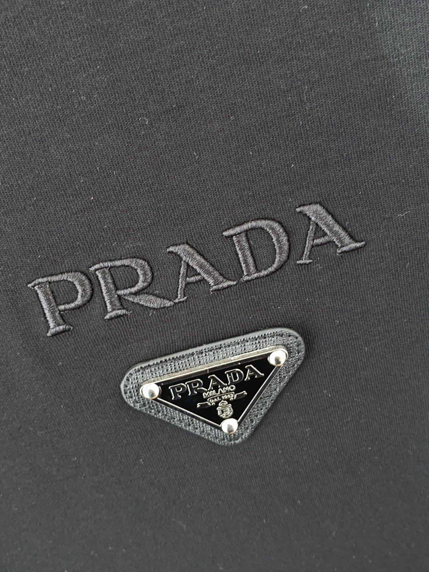 普拉达 2025 秋冬AW新品，时尚休闲打底加厚长袖卫衣专柜同步有售，进口加厚莫戴尔长绒棉拉绒面料，工艺