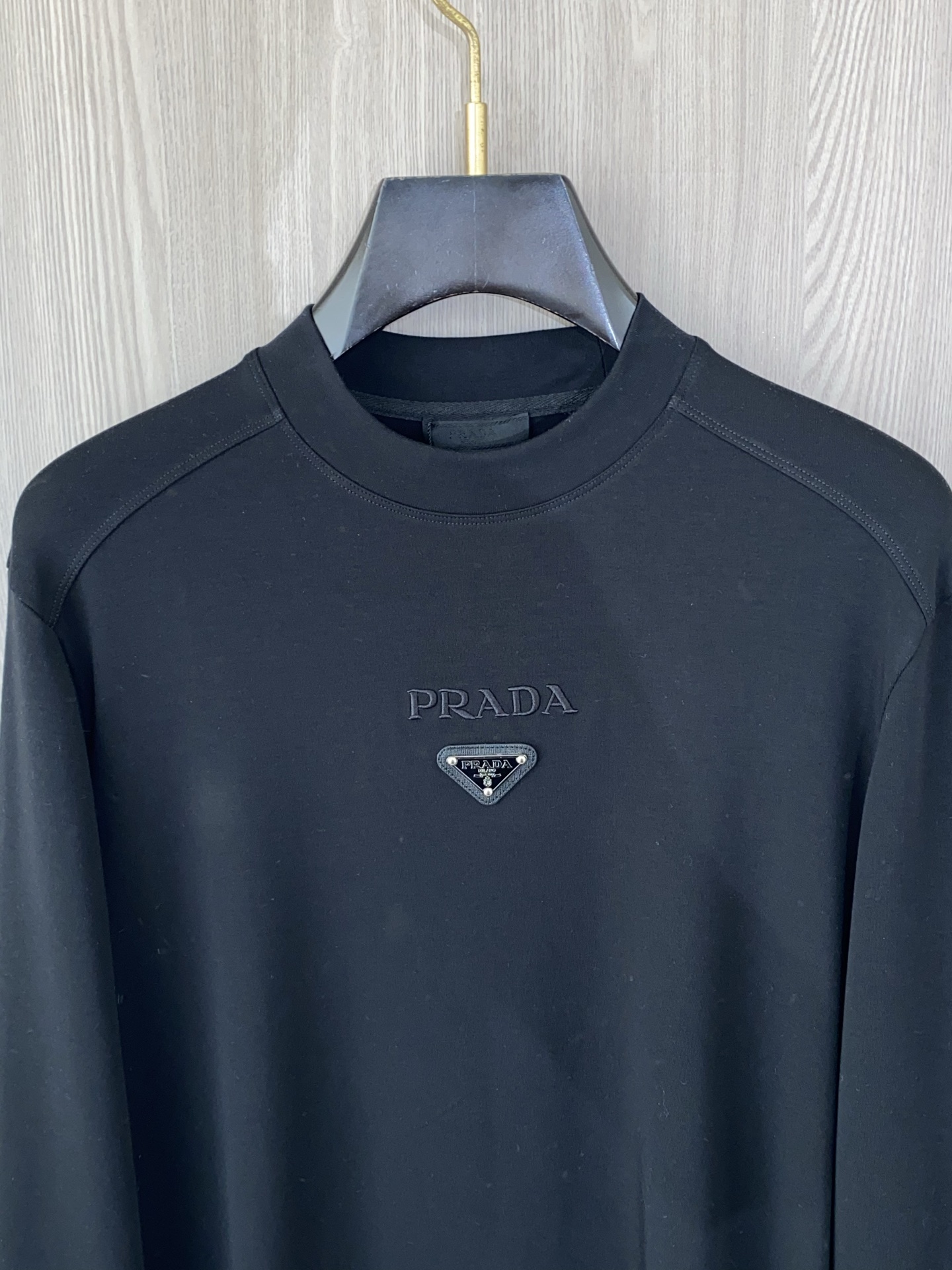 普拉达 2025 秋冬AW新品，时尚休闲打底加厚长袖卫衣专柜同步有售，进口加厚莫戴尔长绒棉拉绒面料，工艺