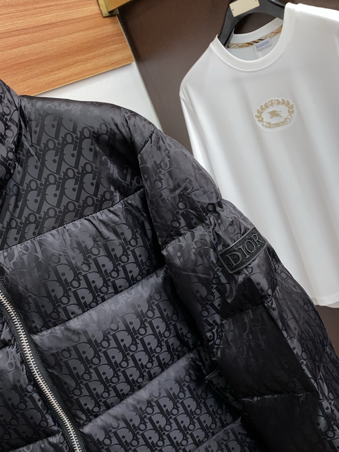 迪奥 25ss最新品 羽绒服夹克外套，设计帅气有型！百搭必备单品，时尚潮牌， 轻松营造酷帅氛围感 ，高级