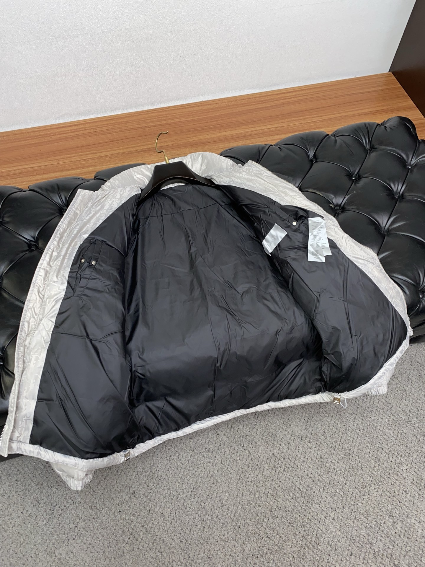 迪奥 25ss最新品 羽绒服夹克外套，设计帅气有型！百搭必备单品，时尚潮牌， 轻松营造酷帅氛围感 ，高级