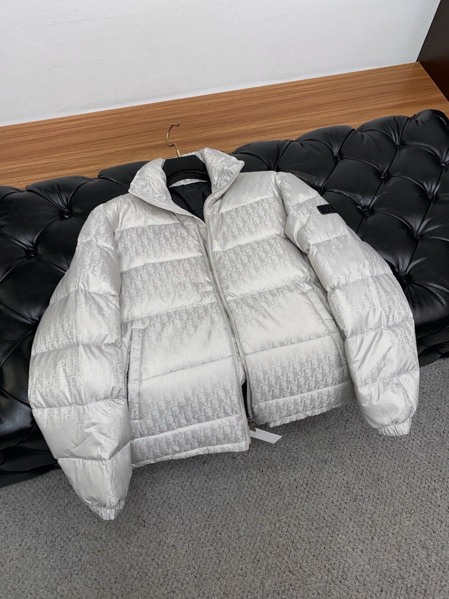 迪奥 25ss最新品 羽绒服夹克外套，设计帅气有型！百搭必备单品，时尚潮牌， 轻松营造酷帅氛围感 ，高级