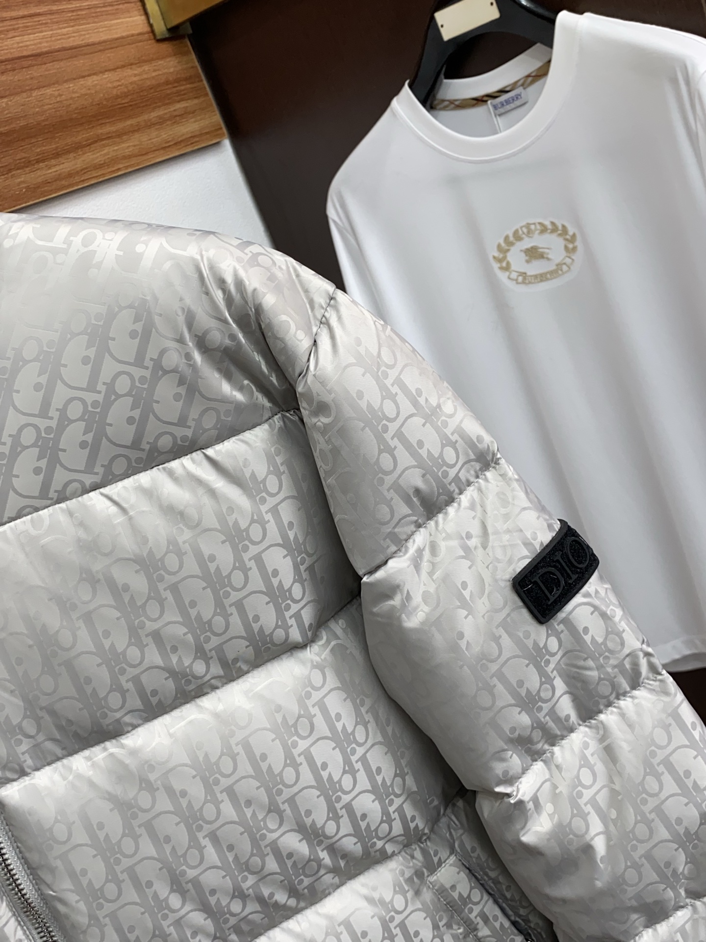 迪奥 25ss最新品 羽绒服夹克外套，设计帅气有型！百搭必备单品，时尚潮牌， 轻松营造酷帅氛围感 ，高级