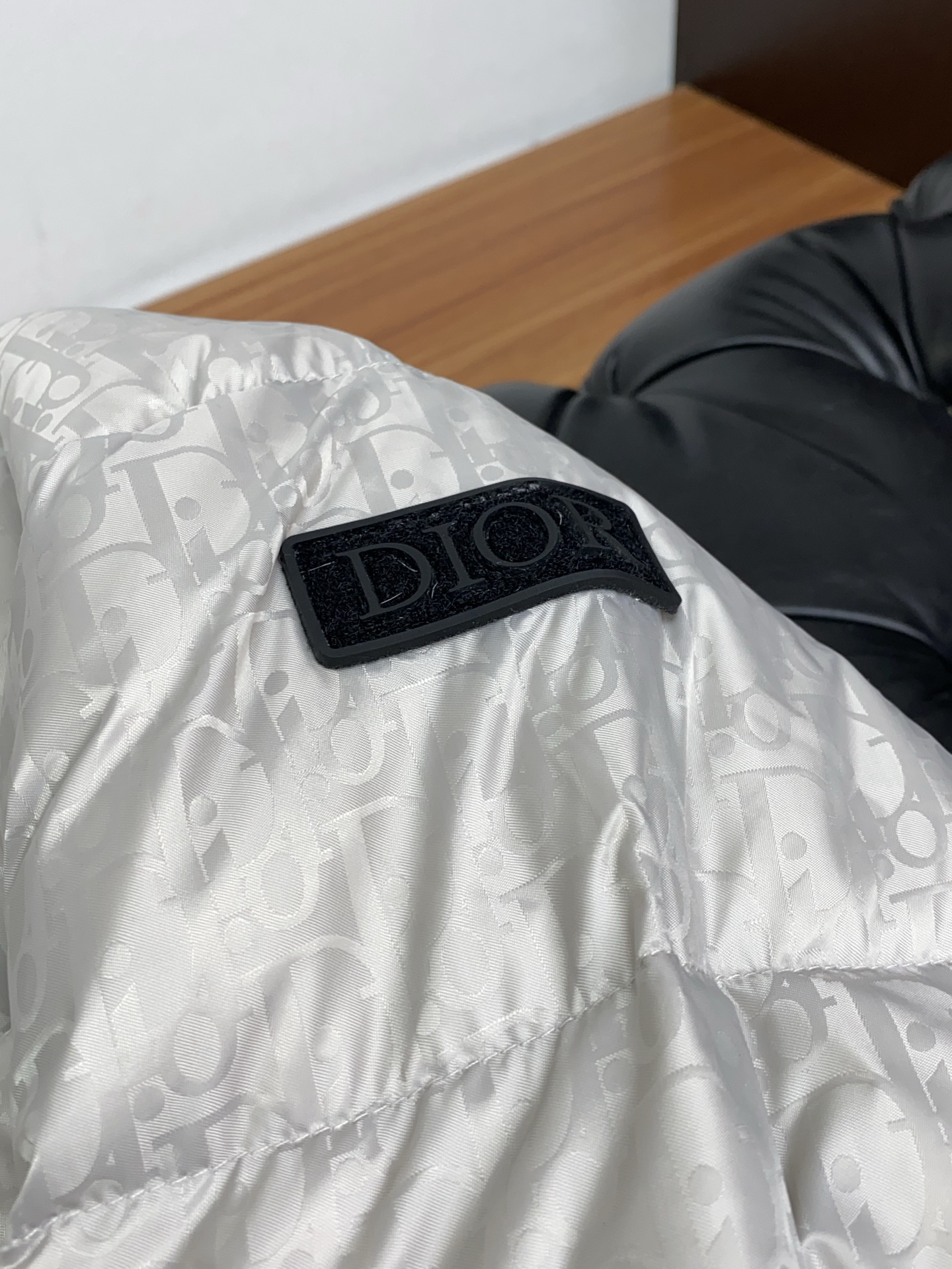 迪奥 25ss最新品 羽绒服夹克外套，设计帅气有型！百搭必备单品，时尚潮牌， 轻松营造酷帅氛围感 ，高级