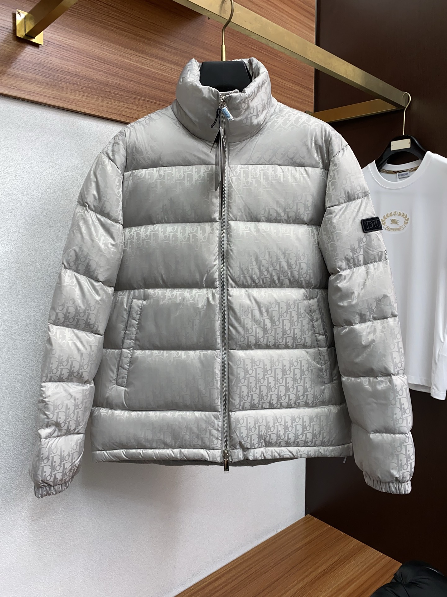 迪奥 25ss最新品 羽绒服夹克外套，设计帅气有型！百搭必备单品，时尚潮牌， 轻松营造酷帅氛围感 ，高级