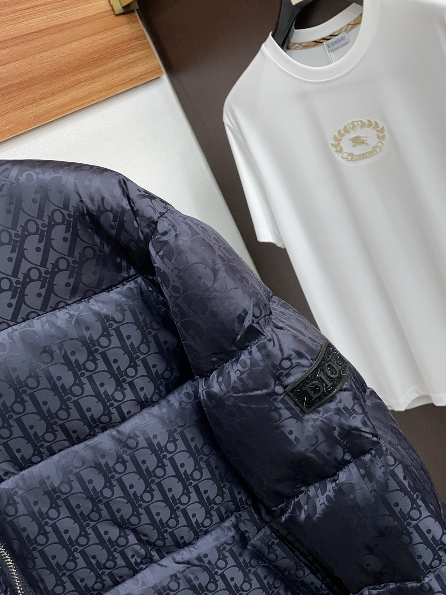 迪奥 25ss最新品 羽绒服夹克外套，设计帅气有型！百搭必备单品，时尚潮牌， 轻松营造酷帅氛围感 ，高级