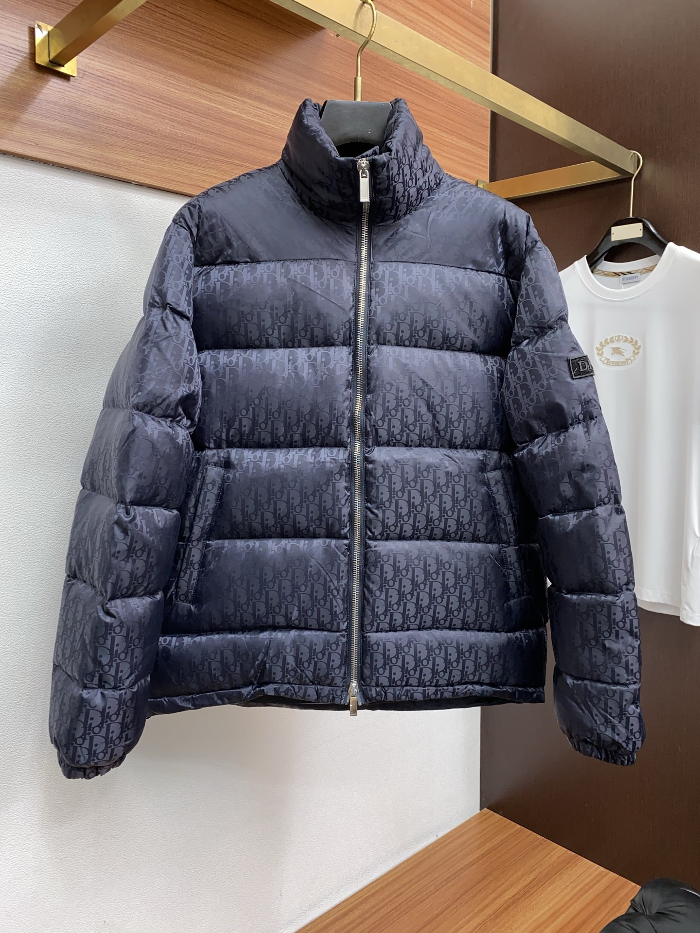 迪奥 25ss最新品 羽绒服夹克外套，设计帅气有型！百搭必备单品，时尚潮牌， 轻松营造酷帅氛围感 ，高级