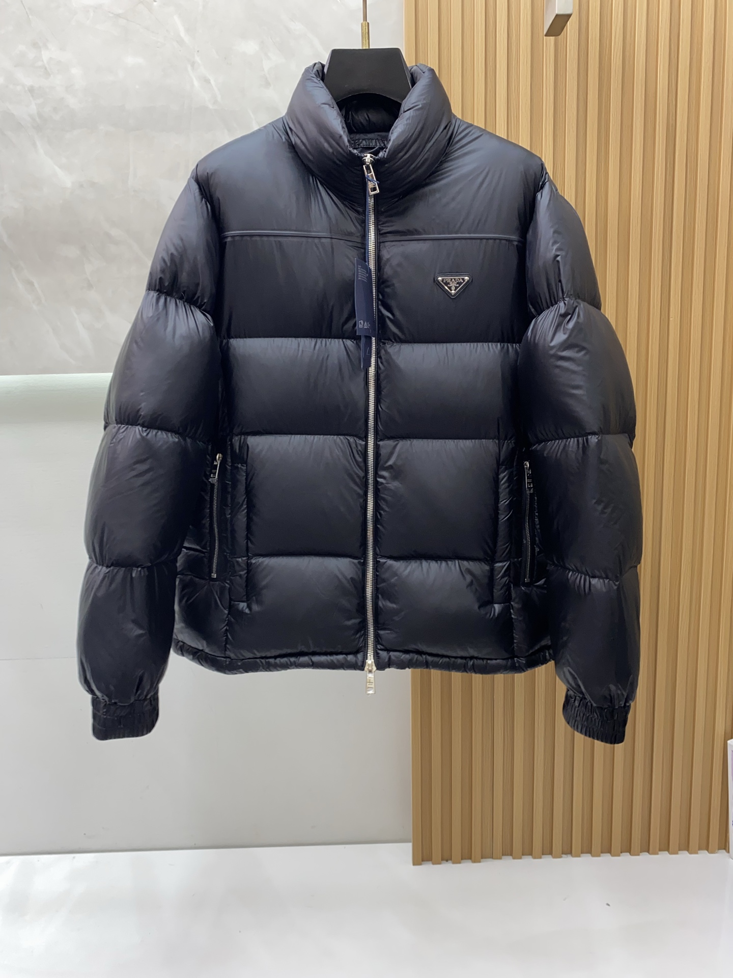 NO:692391,Prada purchases genuine autumn and winter new down jackets. The original 1:1 customized hardware accessories are all imported and customized. Counters are welcome to compare. Absolutely high quality. Made of top-grade 90 white duck down. Super soft and full of fluffy feathers. Super heavy fabrics with perfect workmanship. Pay attention to the fabrics that are super comfortable. Exclusive model. Non-market goods. Sizes and codes. Codes M-3xL,, prada, down jacket,19860909普拉达 代购正品级别秋冬新款羽绒服 原版1:1订制五金配件全进口原版定制 欢迎专柜对比 绝对的高品质 采用顶级90白鸭绒 超柔软 充羽量蓬松饱满 超级重面料做工杠杠的版型完美 注意面料超舒服 独家款 非市场货 尺码码数.码数 M-3xL,,prada,down jacket,,Men's clothing