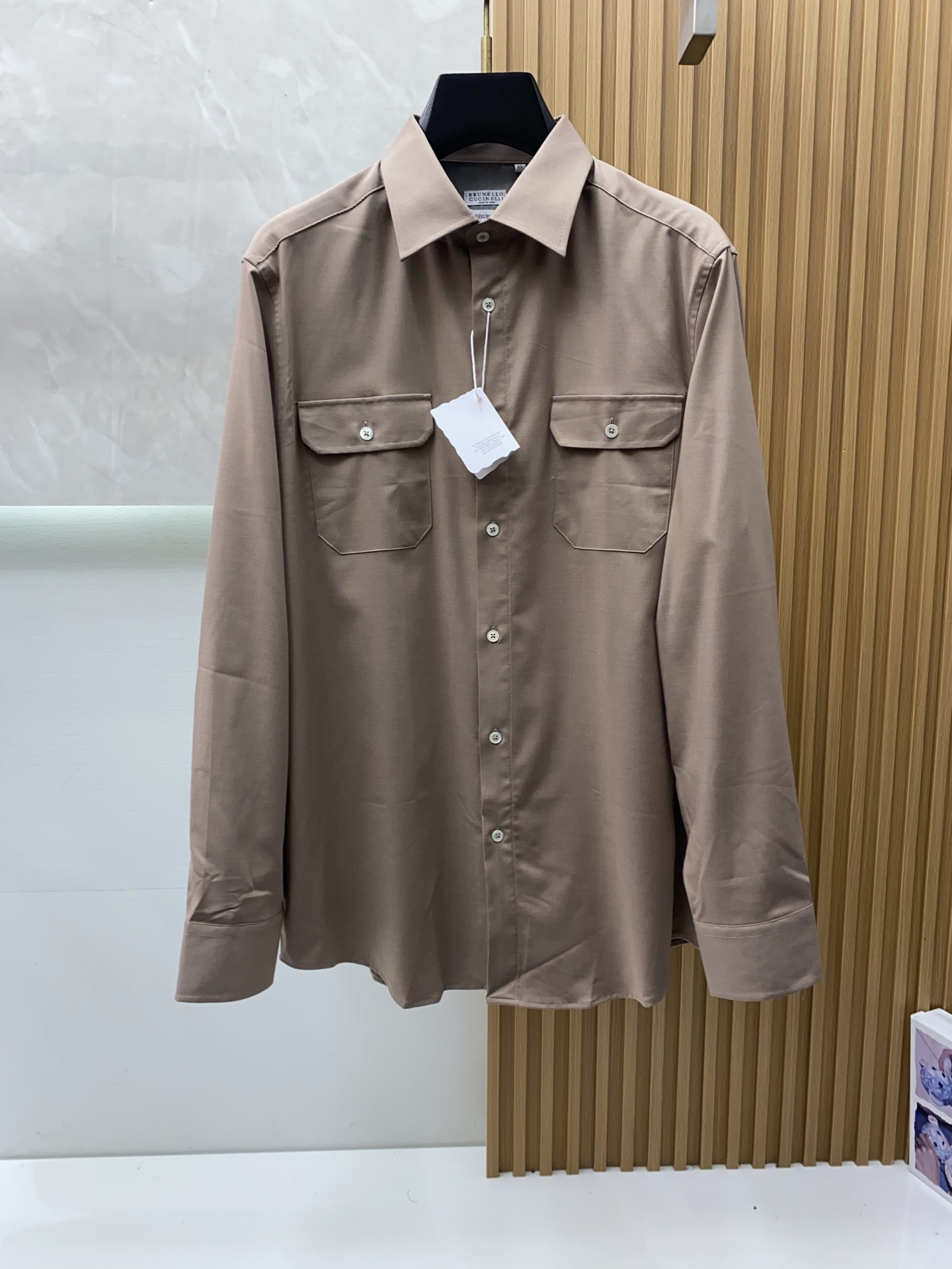 NO:596296,BC men's business casual long-sleeved shirt. Official sync series! Fashion with a typical Italian style is very sophisticated in terms of fabric selection and craftsmanship, and is very consistent with the aesthetic tone. It is low-key and luxurious, elegant and noble. Every detail proves the high-end sense of the brand itself! As a recognized fashion item, the plaid shirt is undoubtedly one of the most vital elements in the fashion circle. It has a high appearance rate, is simple and has a distinctive personality. It is a good medicine for improving vision. In terms of dressing, it is refreshing and age-reducing and has a sense of fashion. It is intellectually elegant and shows taste. It has various tags and symbols! The fabrics and accessories are all supplied by foreign customers. The heavy cotton imported from Turkey is a double-ply 120 high-count classic French collar style full-color cotton long-sleeved shirt. It has its own elegant temperament and a high-end feel! Invincible and versatile, with wide compatibility, it is the first choice for urban elite men! Size M-3xL,,shirts,alexander wang19860909BC 男士商务休闲长袖衬衫.官方同步系列！颇具意大利典型风格的时装,在面料选取和工艺方面都相当考究,极符合 美学基调,低调且奢华,优雅且高贵,每一个细节都在力证品牌自身的高级感！格子衬衫作为公认的时尚单品,无疑是时尚圈生命力最强的元素之一,出镜率极高,简单而个性鲜明,是改良视觉的良药,在穿搭方面即清爽减龄又自带时髦感,即知性儒雅又彰显品位气质,有着各种标签符号！面料和辅料皆为外商客供,重磅土耳其进口全棉,双股120高支经典法式领款特织色全綿长袖衬衫,本身自带儒雅气质属性,高级感十足！无敌的百搭,兼容性广泛,都市精英男士首选！ 码数M-3xL,,shirts,alexander wang,Men's clothing