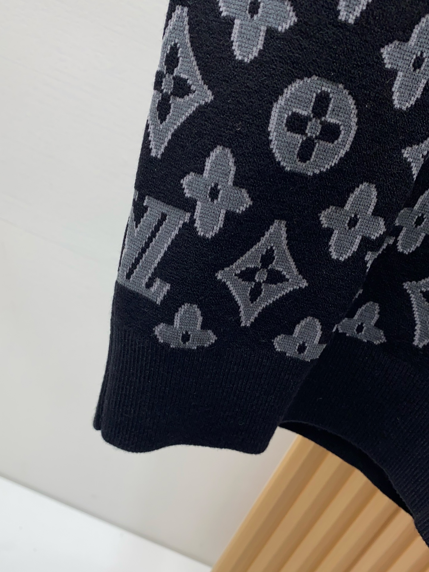 1v路易威登 重磅推荐！2025aw秋冬新款 专柜同步 圆领毛衣短袖时尚经典基础款本色针织 大牌元素lo