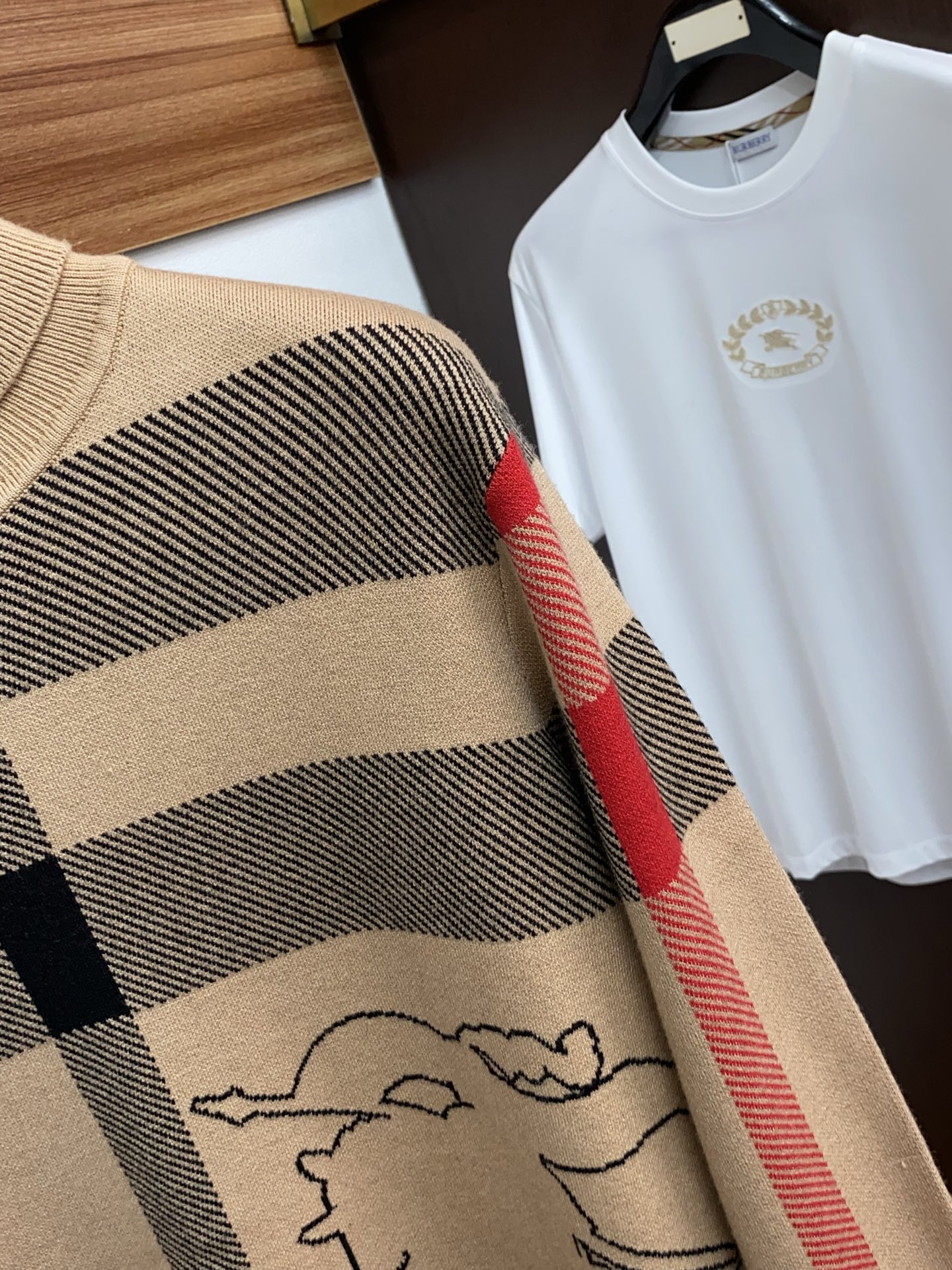 巴宝莉 重磅推荐！2025aw秋冬新款 高领毛衣 专柜同步 时尚经典基础款本色针织 大牌元素logo 秋