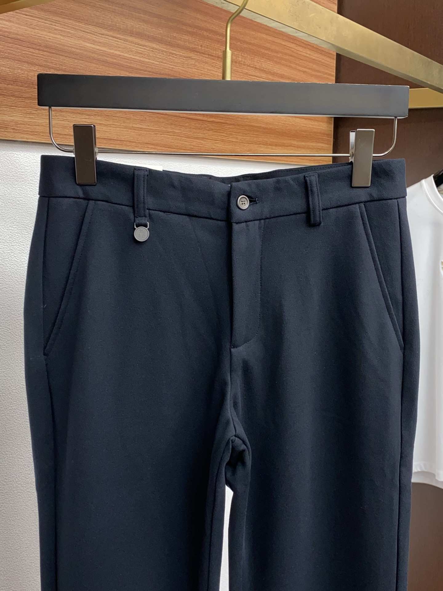 BC 25年新款休闲西裤 干净利落剪裁，都市风十足 采用精纺面料手感软糯干爽，上身效果挺括有型。五金精致