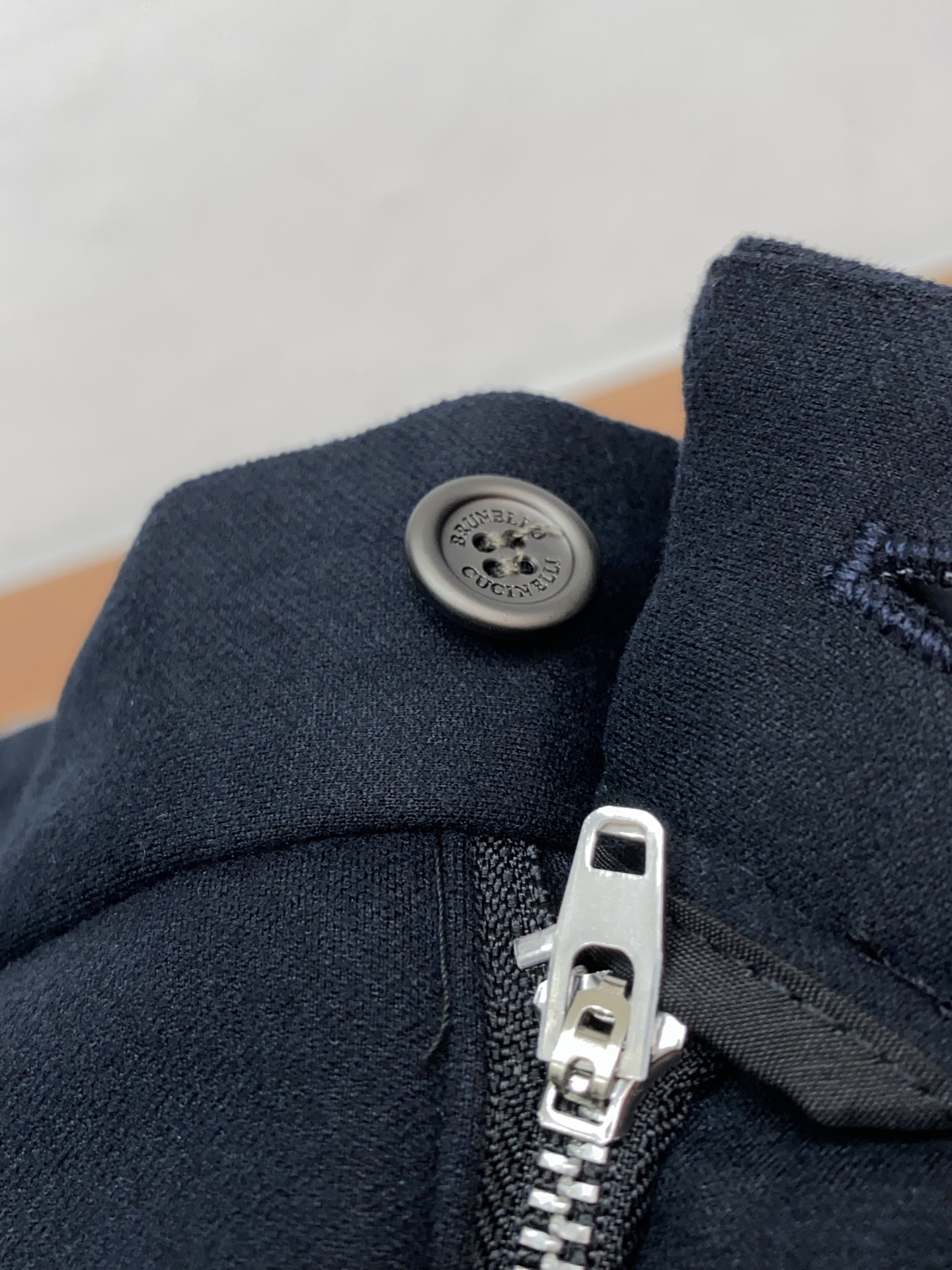 BC 25年新款休闲西裤 干净利落剪裁，都市风十足 采用精纺面料手感软糯干爽，上身效果挺括有型。五金精致