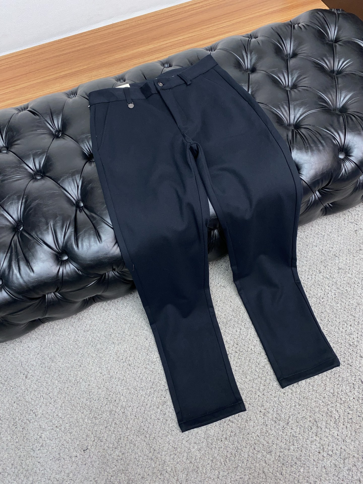 BC 25年新款休闲西裤 干净利落剪裁，都市风十足 采用精纺面料手感软糯干爽，上身效果挺括有型。五金精致