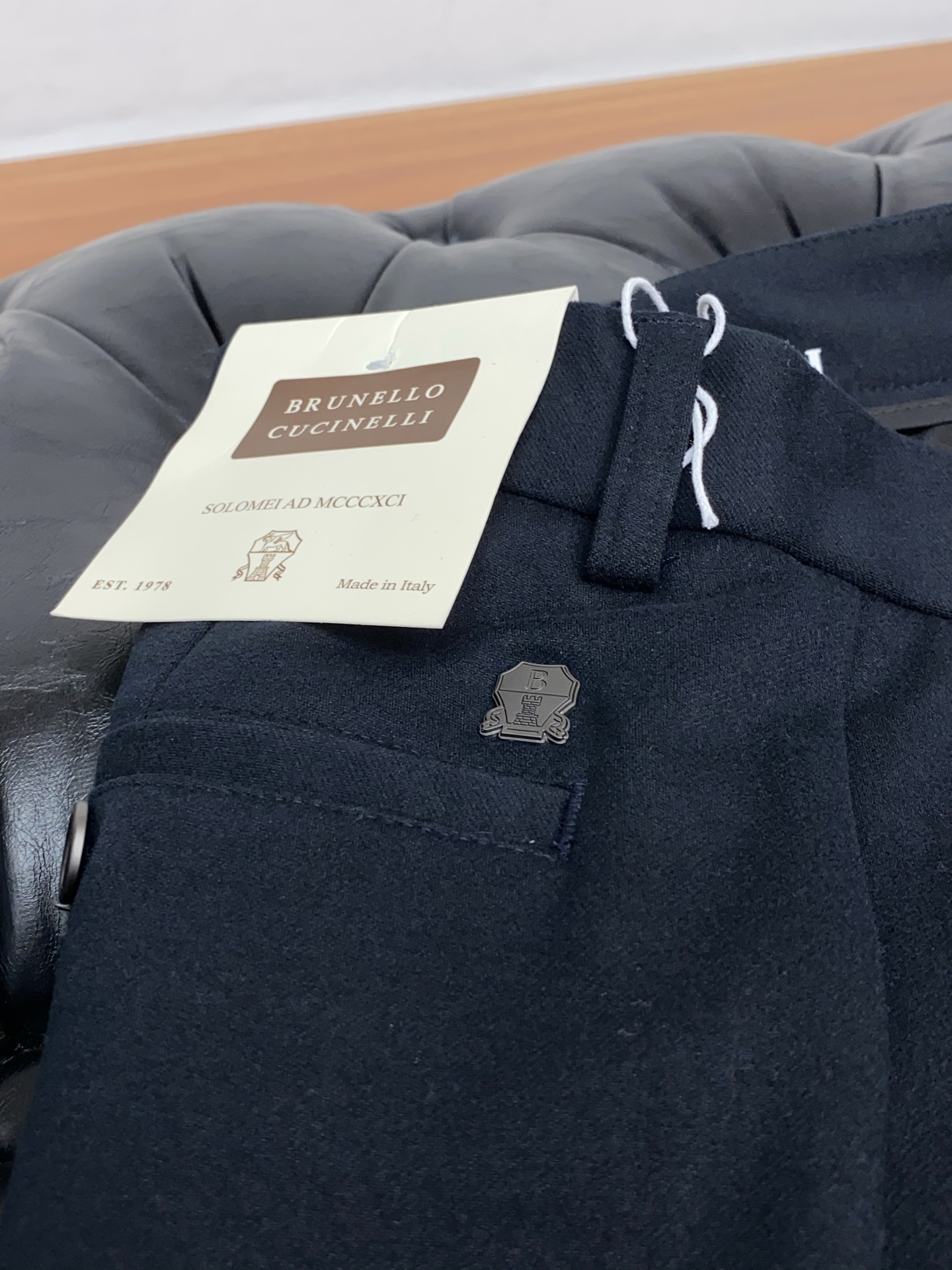 BC 25年新款休闲西裤 干净利落剪裁，都市风十足 采用精纺面料手感软糯干爽，上身效果挺括有型。五金精致